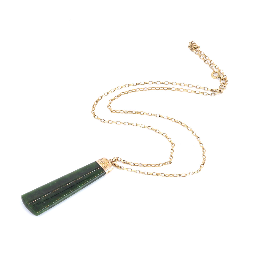 9CT GOLD VINTAGE JADE PENDANT AND CHAIN.