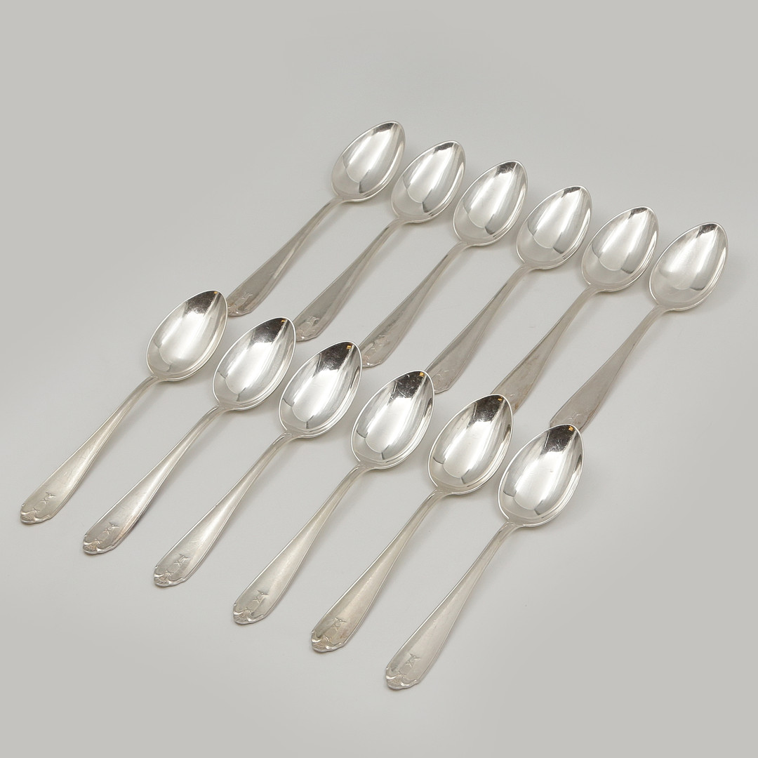 NYSILVERBESTICK "VASA" 12 GAFFLAR, 12 KNIVAR, 12 SKEDAR, 12 PLOCKGAFFLAR, POTATISSKED, SÅSSLEV, SARDINGAFFEL, 2 KOMPOTTSKEDAR, SMÖRKNIV, SOCKERSTRÖARE, TÅRTSPADE.