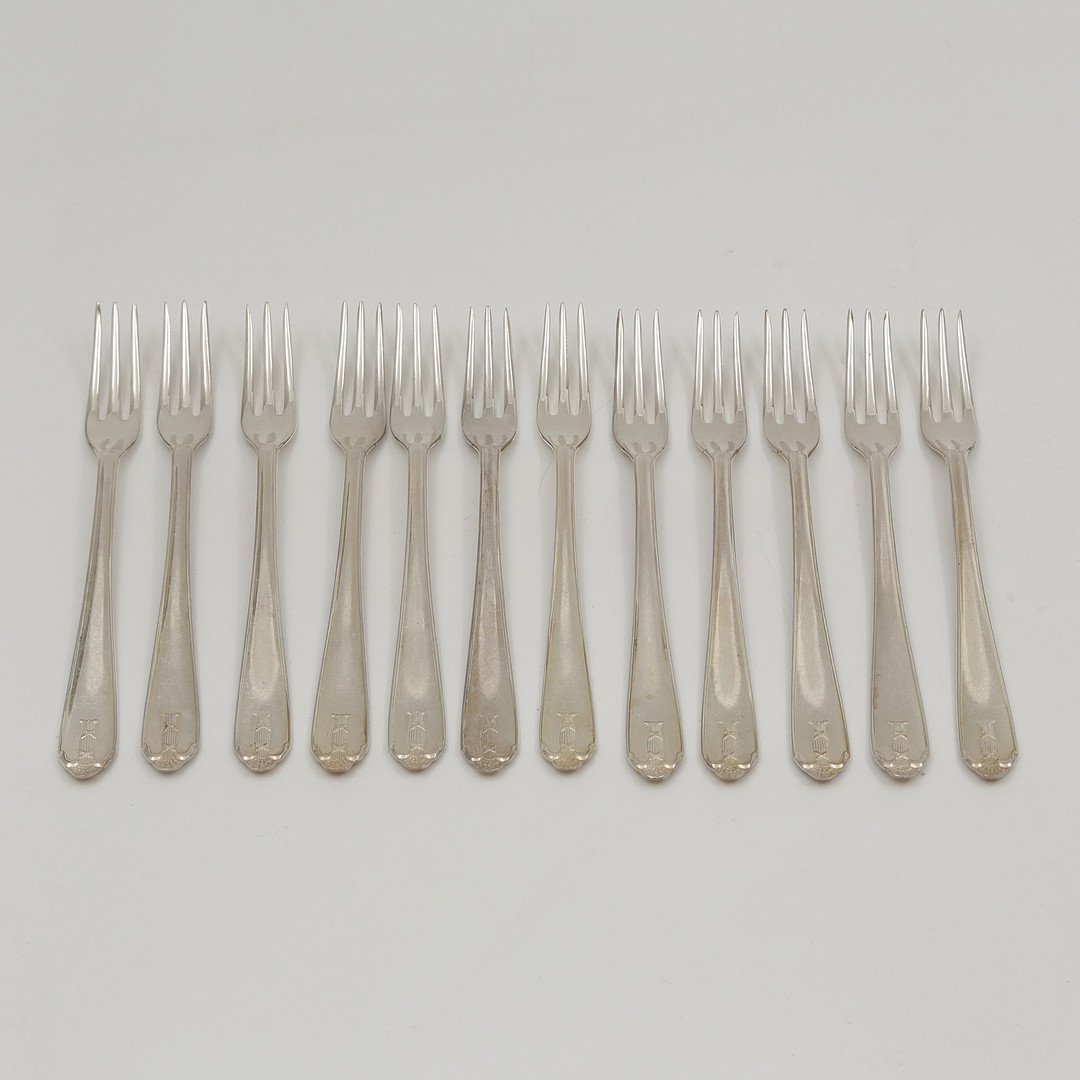 NYSILVERBESTICK "VASA" 12 GAFFLAR, 12 KNIVAR, 12 SKEDAR, 12 PLOCKGAFFLAR, POTATISSKED, SÅSSLEV, SARDINGAFFEL, 2 KOMPOTTSKEDAR, SMÖRKNIV, SOCKERSTRÖARE, TÅRTSPADE.