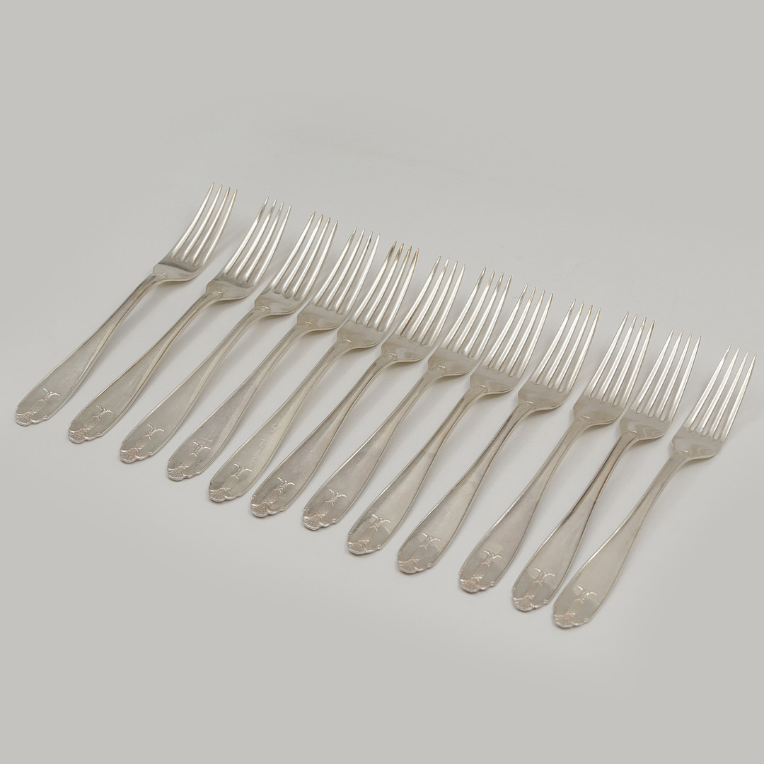 NYSILVERBESTICK "VASA" 12 GAFFLAR, 12 KNIVAR, 12 SKEDAR, 12 PLOCKGAFFLAR, POTATISSKED, SÅSSLEV, SARDINGAFFEL, 2 KOMPOTTSKEDAR, SMÖRKNIV, SOCKERSTRÖARE, TÅRTSPADE.