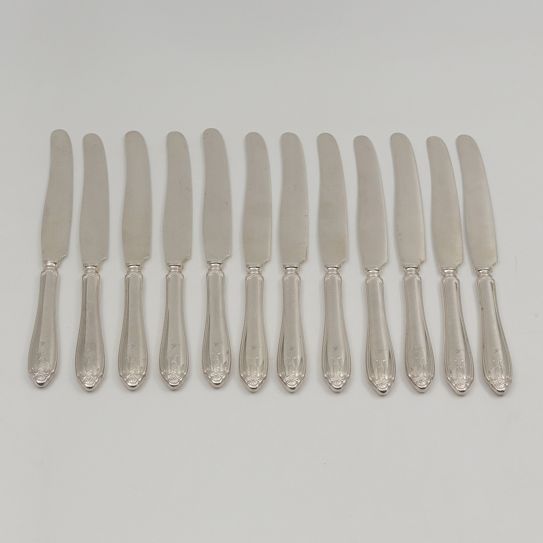 NYSILVERBESTICK "VASA" 12 GAFFLAR, 12 KNIVAR, 12 SKEDAR, 12 PLOCKGAFFLAR, POTATISSKED, SÅSSLEV, SARDINGAFFEL, 2 KOMPOTTSKEDAR, SMÖRKNIV, SOCKERSTRÖARE, TÅRTSPADE.