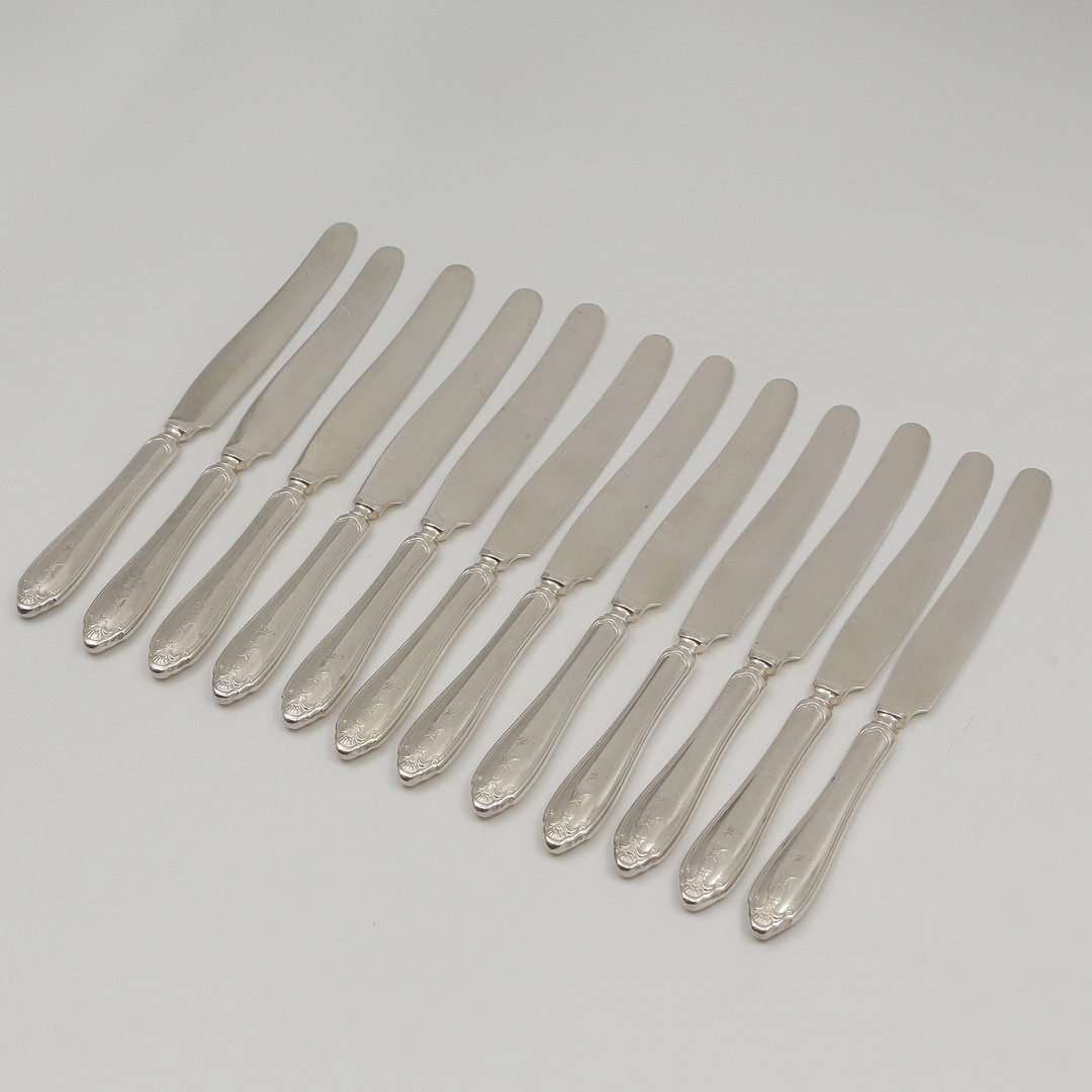 NYSILVERBESTICK "VASA" 12 GAFFLAR, 12 KNIVAR, 12 SKEDAR, 12 PLOCKGAFFLAR, POTATISSKED, SÅSSLEV, SARDINGAFFEL, 2 KOMPOTTSKEDAR, SMÖRKNIV, SOCKERSTRÖARE, TÅRTSPADE.