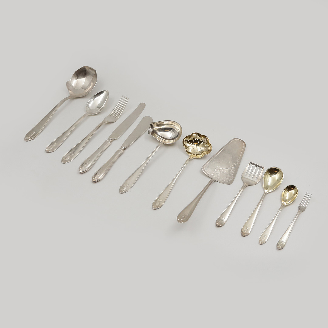 NYSILVERBESTICK "VASA" 12 GAFFLAR, 12 KNIVAR, 12 SKEDAR, 12 PLOCKGAFFLAR, POTATISSKED, SÅSSLEV, SARDINGAFFEL, 2 KOMPOTTSKEDAR, SMÖRKNIV, SOCKERSTRÖARE, TÅRTSPADE.