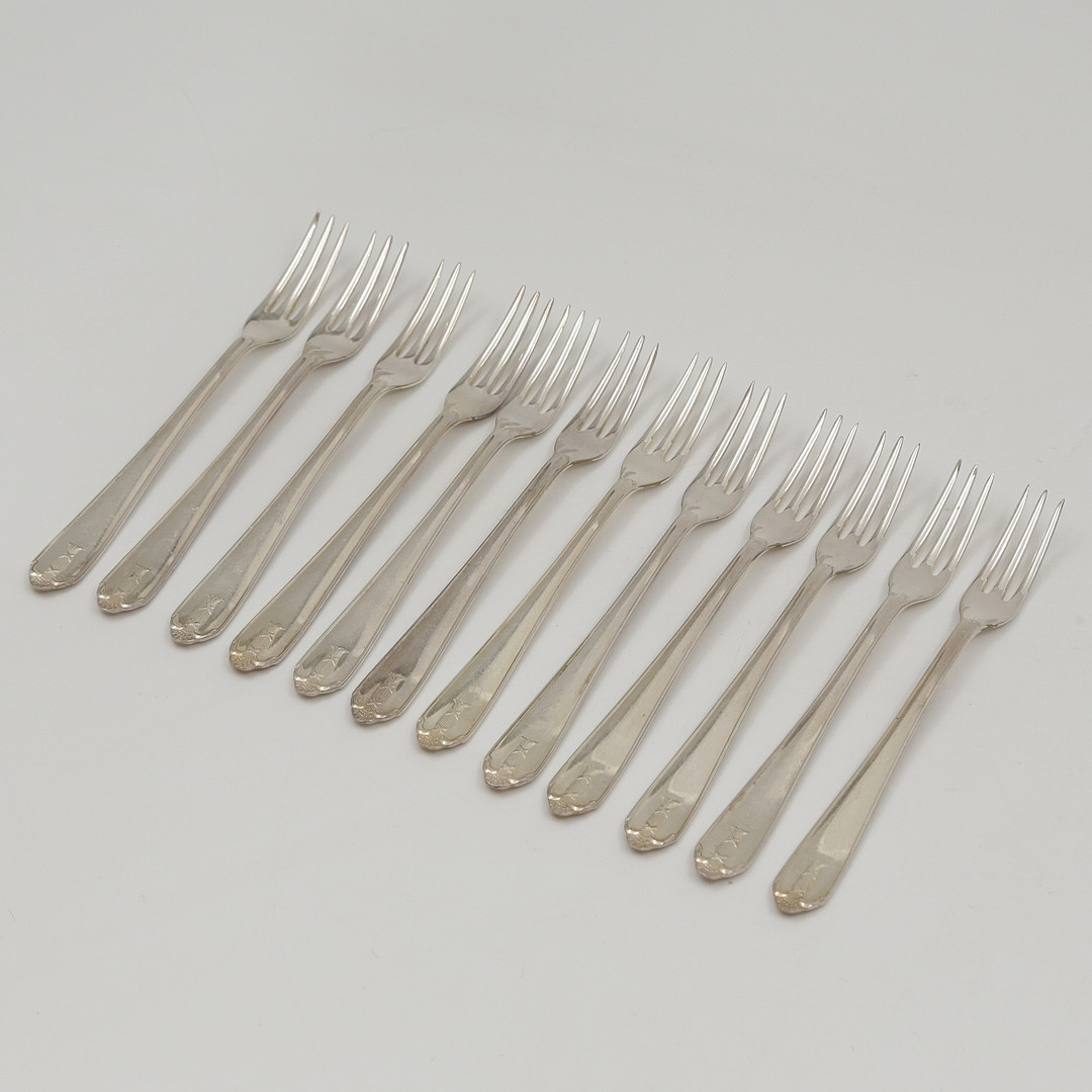 NYSILVERBESTICK "VASA" 12 GAFFLAR, 12 KNIVAR, 12 SKEDAR, 12 PLOCKGAFFLAR, POTATISSKED, SÅSSLEV, SARDINGAFFEL, 2 KOMPOTTSKEDAR, SMÖRKNIV, SOCKERSTRÖARE, TÅRTSPADE.