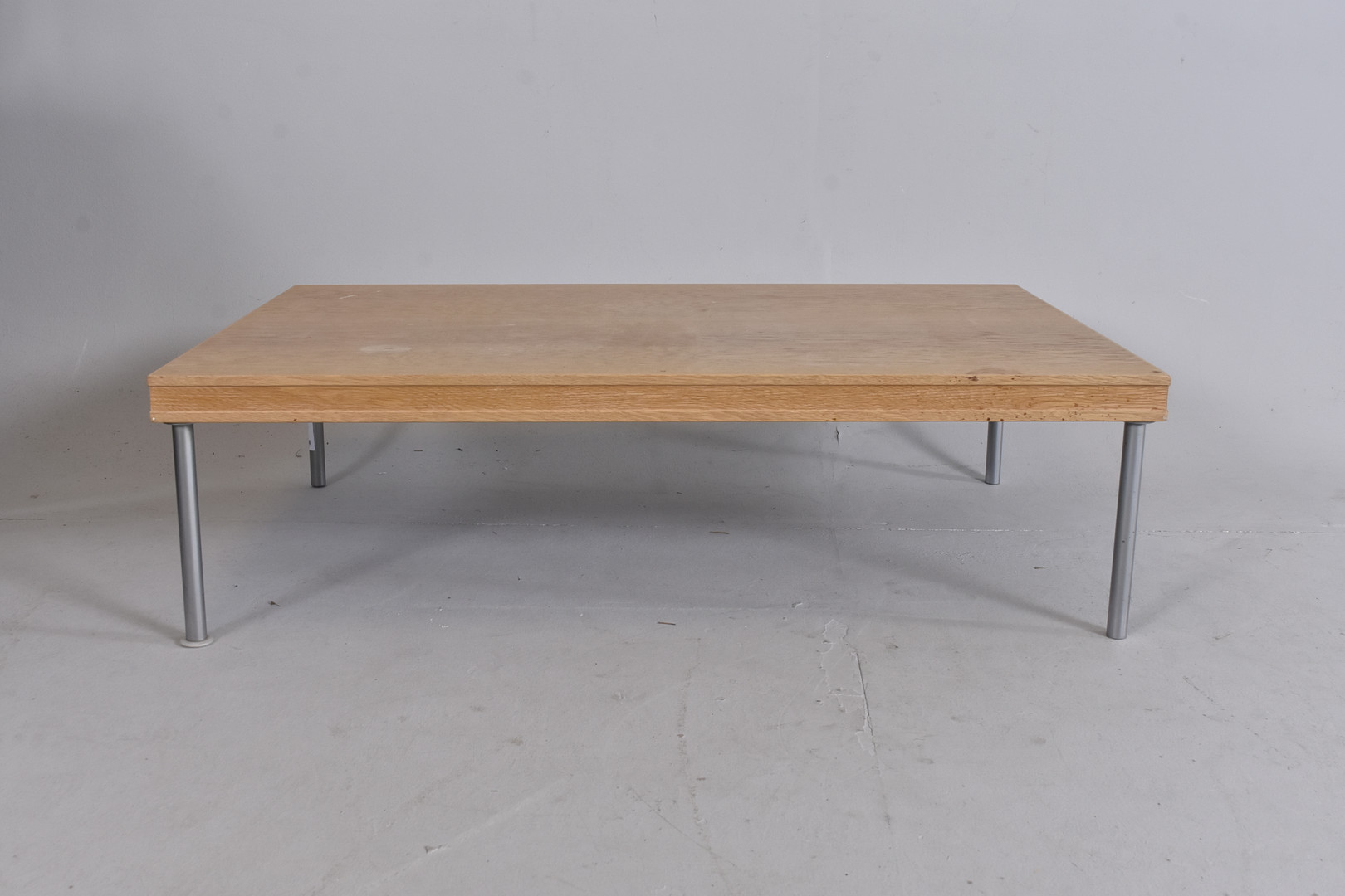 PAUL CADOVIUS. Soffbord, ek och aluminium, France & son, Danmark.
