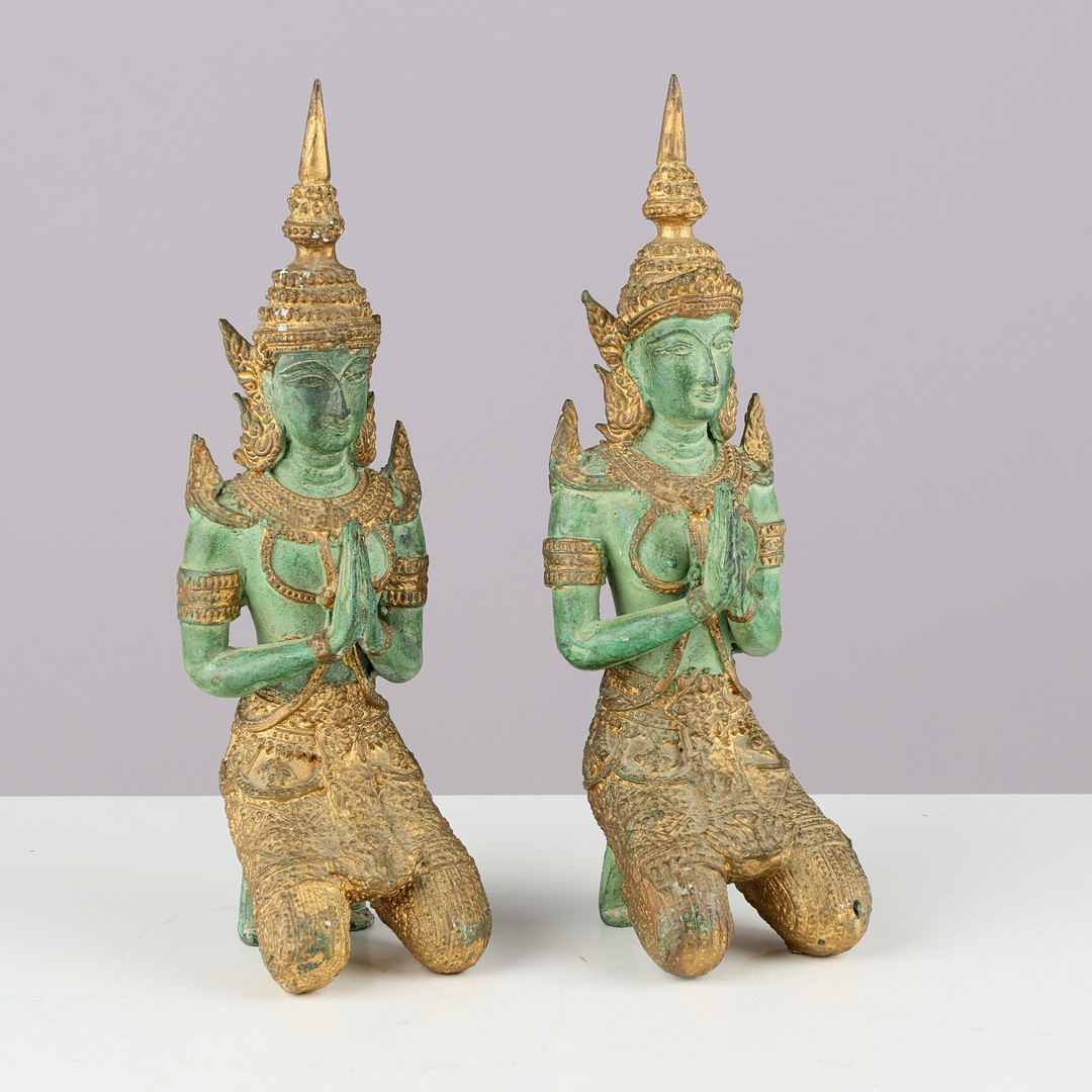 Et par thailandske tempelfigurer af patineret og forgyldt bronze, 1900 tallets anden halvdel (2).