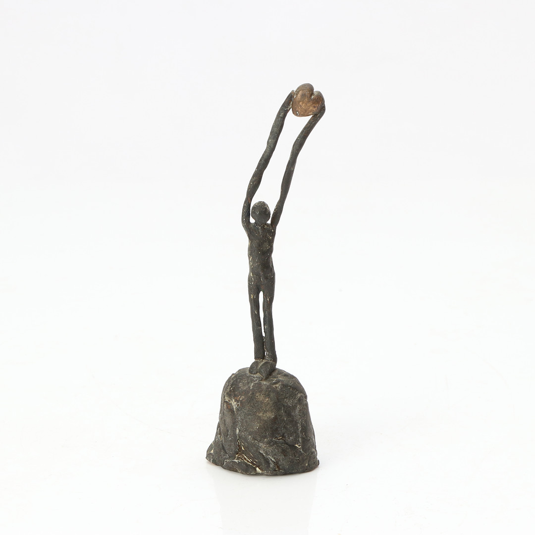 JOSEFIN AXELSSON. SKULPTUR. Patinerad brons. Figur med hjärta. Signerad J.