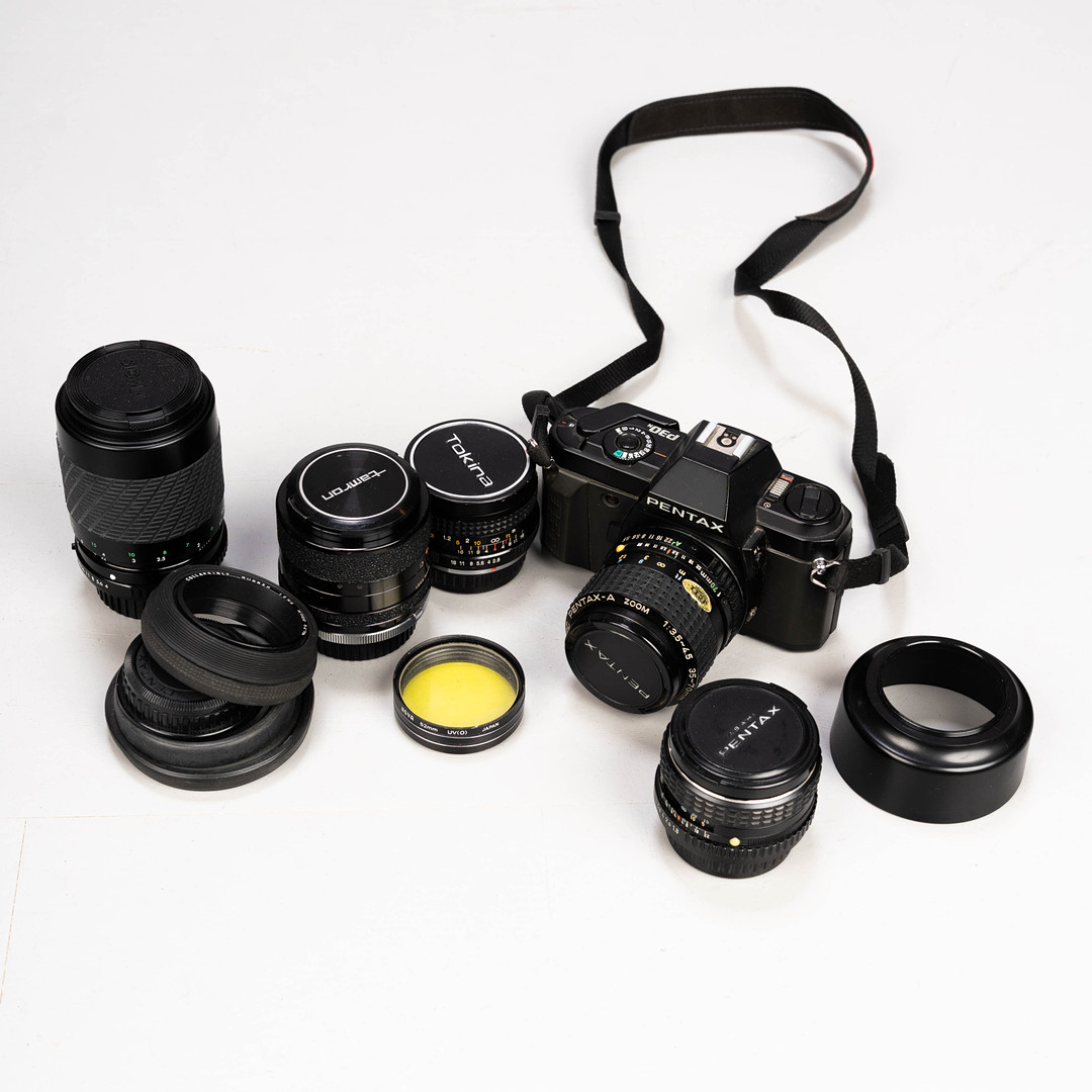 PENTAX P30n kamerahus, väska samt 5 objektiv.