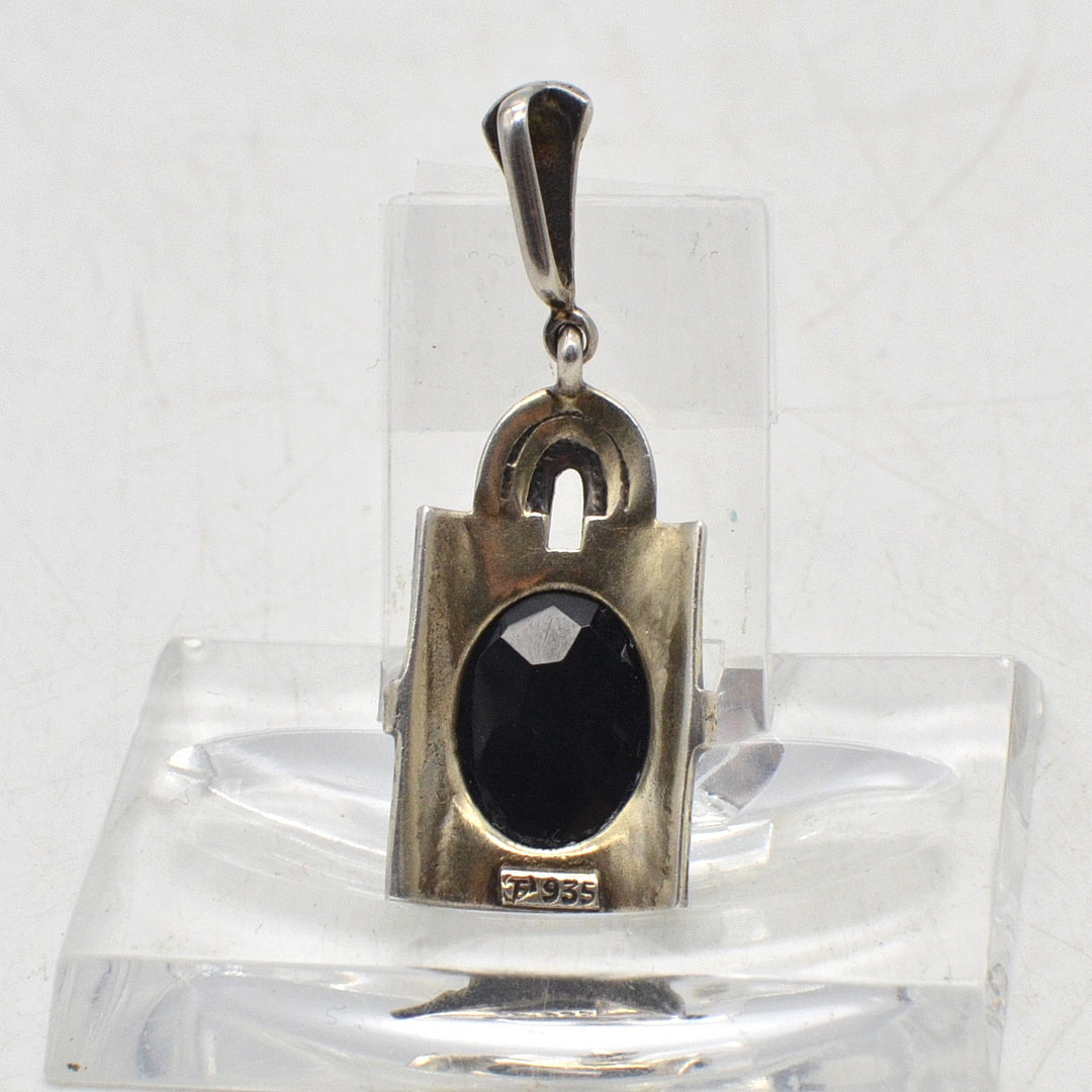 THEODOR FAHRNER. DESIGNERANHÄNGER AUS 935ER SILBER, EMAILLIERT, MIT GROSSEM STEIN, DEUTSCHLAND, UM 1920ER, MEISTERPUNZE.