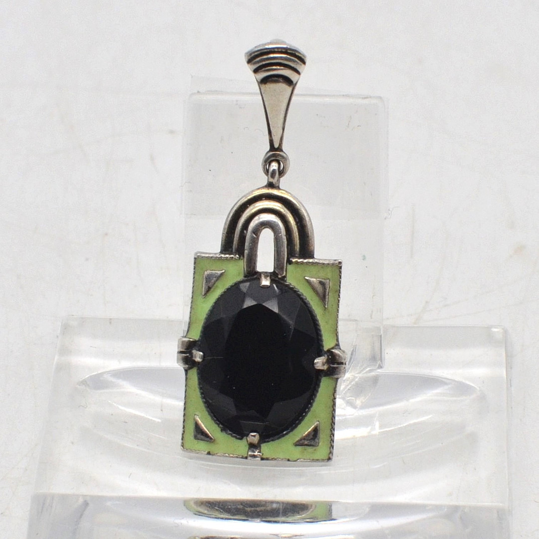THEODOR FAHRNER. DESIGNERANHÄNGER AUS 935ER SILBER, EMAILLIERT, MIT GROSSEM STEIN, DEUTSCHLAND, UM 1920ER, MEISTERPUNZE.