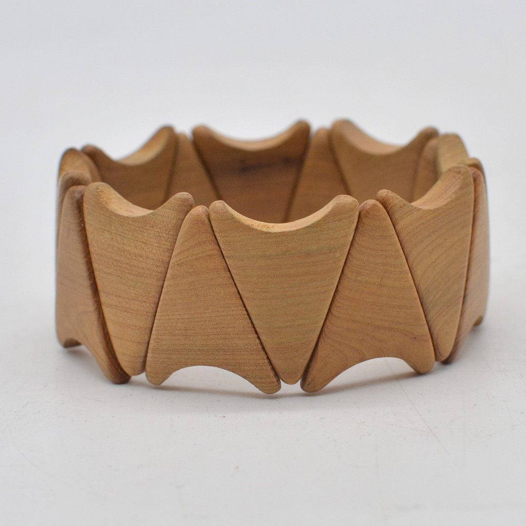 HANDGESCHNITZTER ARMBAND, HOLZ, FLEXBAND, ENDLOS, SPÄTES 20. JAHRHUNDERT.