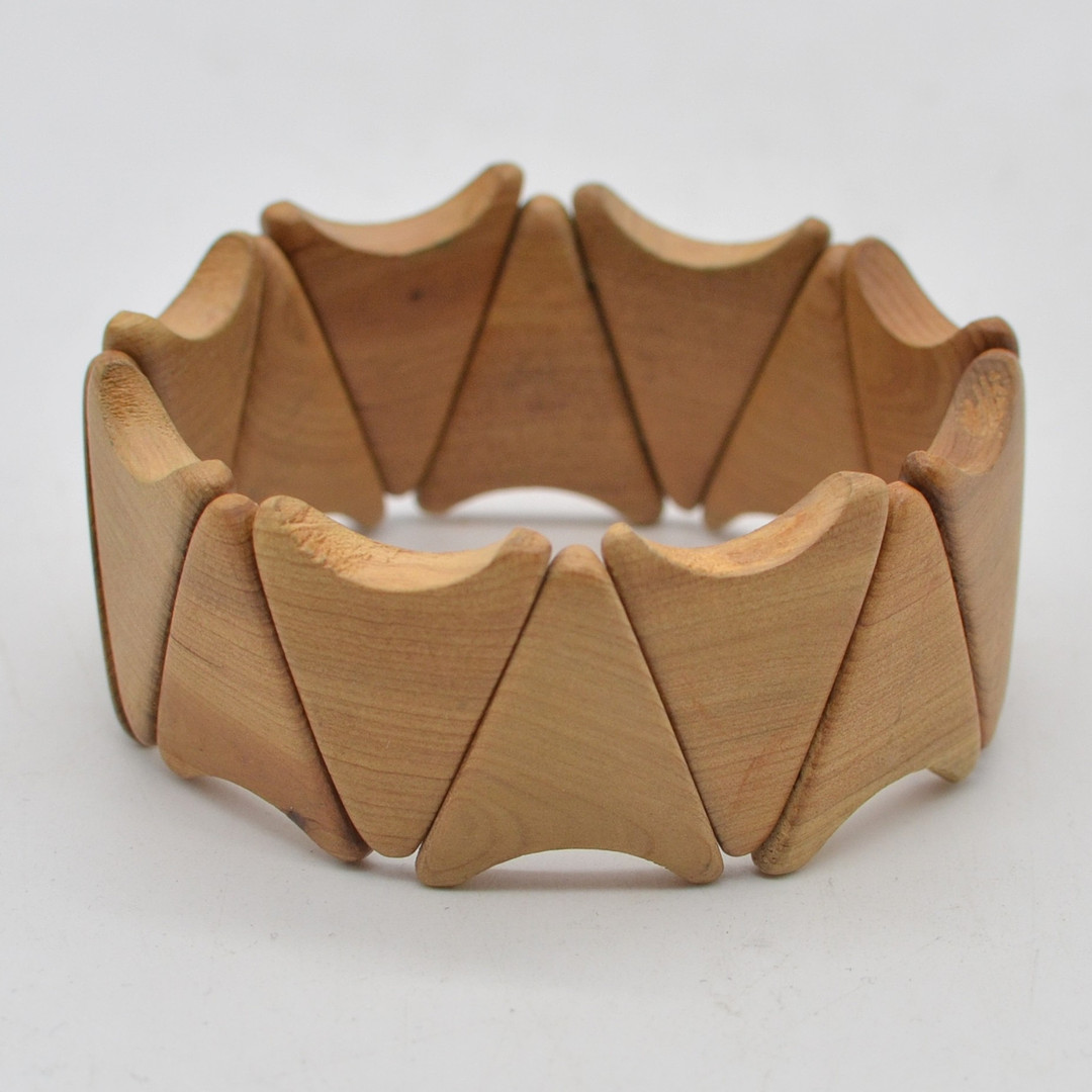 HANDGESCHNITZTER ARMBAND, HOLZ, FLEXBAND, ENDLOS, SPÄTES 20. JAHRHUNDERT.