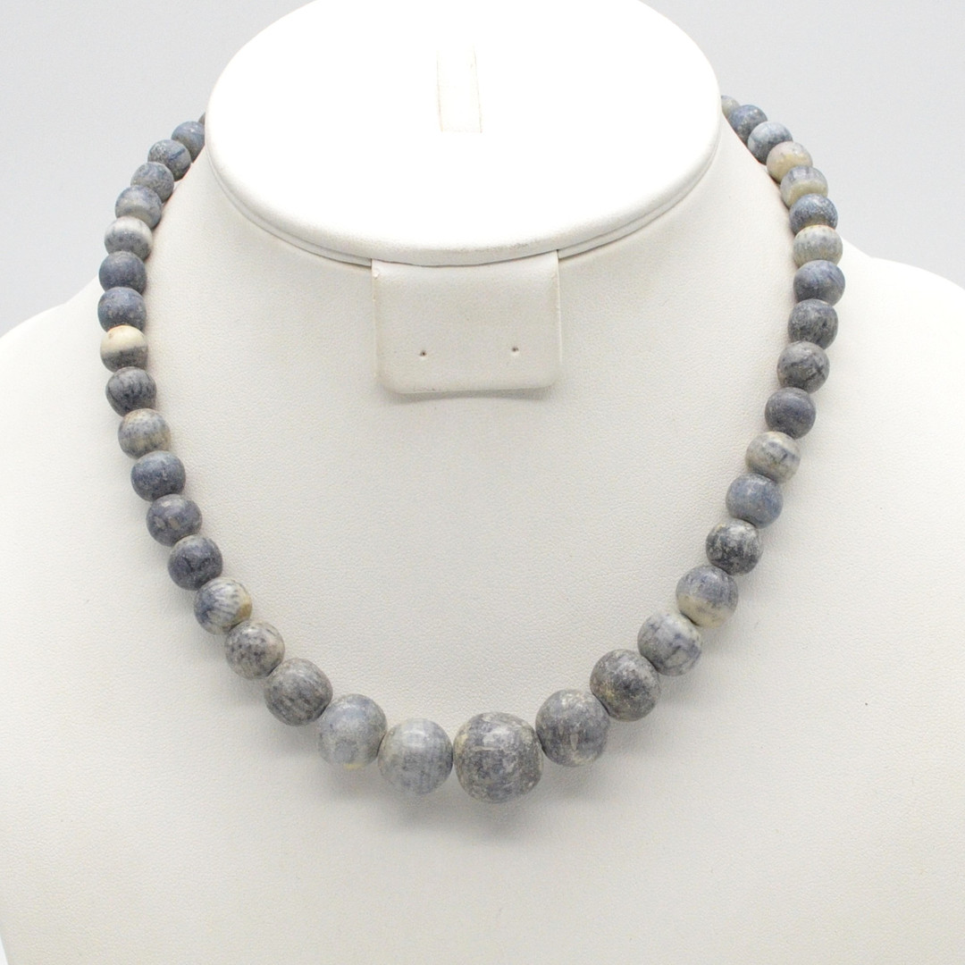 PERLENCOLLIER AUS BLAUER SCHAUMKORALLE, POLIERTE PERLEN, GRÖSSE NACH ANGEORDNET, VERSCHLUSS AUS STERLINGSILBER, CA. 43,5 CM.