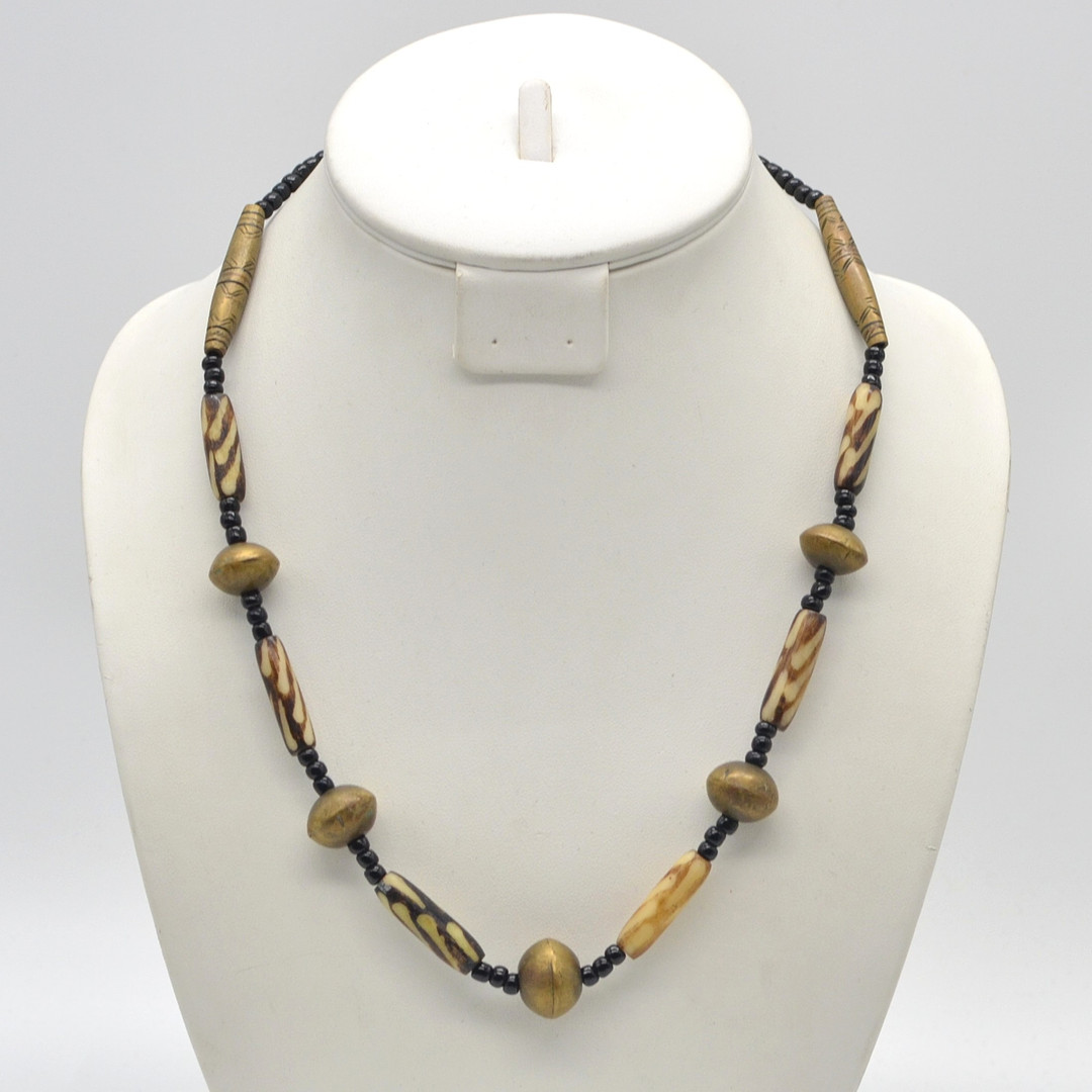 AFRIKANISCHES COLLIER, HANDGEMACHTE PERLEN, HORN, BRONZE, HOLZ, 20. JAHRHUNDERT, CA. 55 CM.