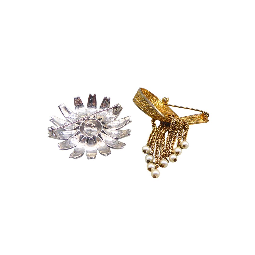 SET AUS 2 BROSCHEN (STRASS-BLUME & SCHLEIFE MIT PERLEN-FRANSEN).