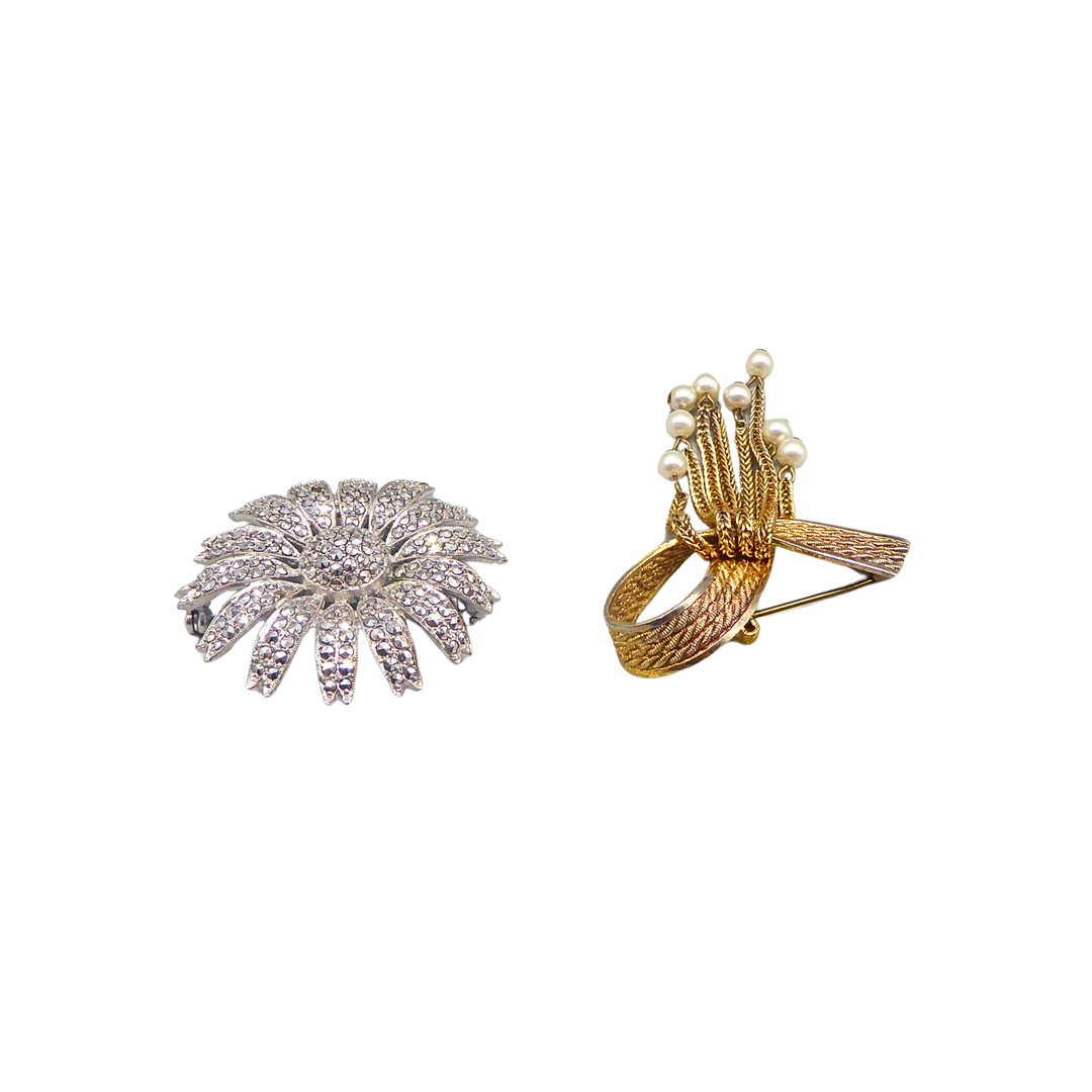 SET AUS 2 BROSCHEN (STRASS-BLUME & SCHLEIFE MIT PERLEN-FRANSEN).