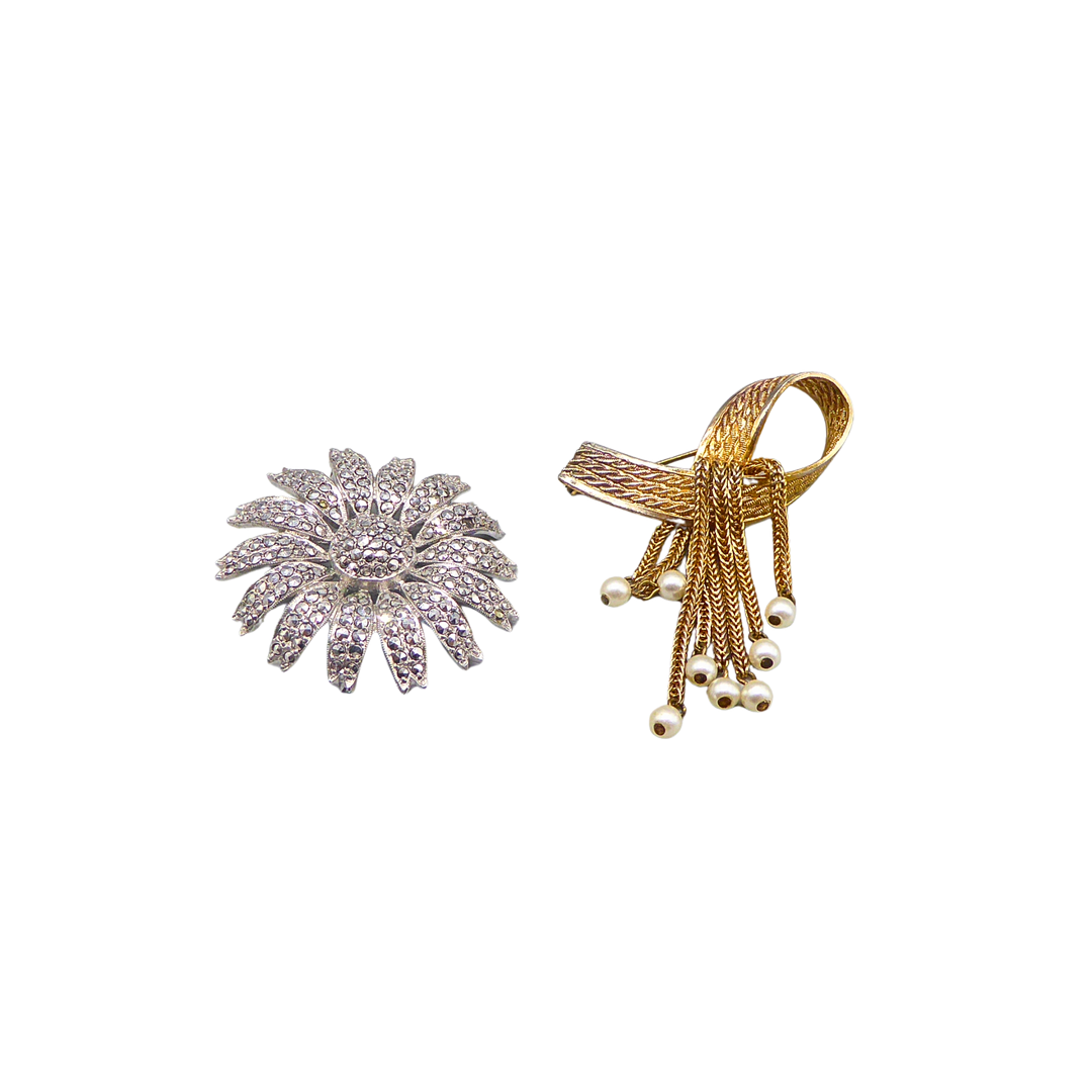 SET AUS 2 BROSCHEN (STRASS-BLUME & SCHLEIFE MIT PERLEN-FRANSEN).