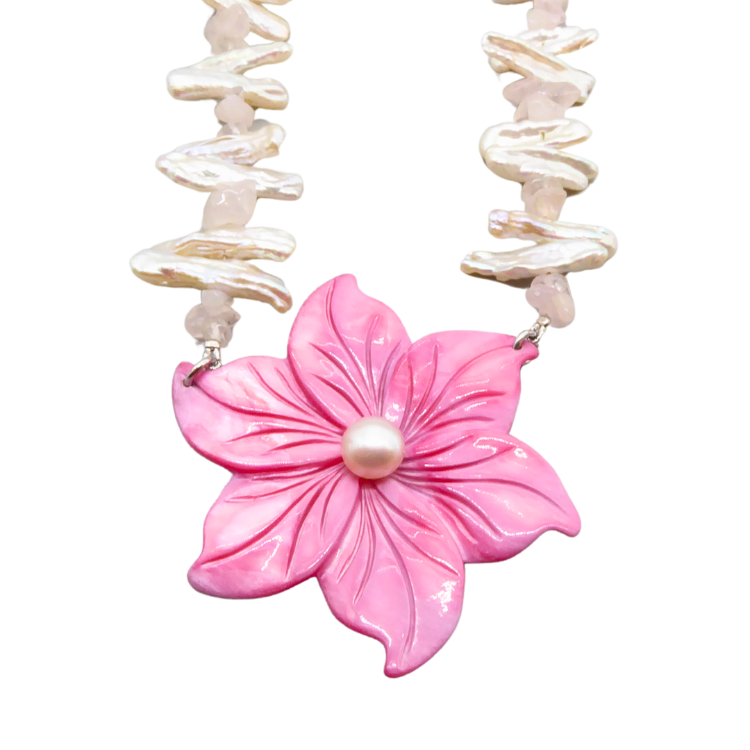 SÜSSWASSER STABPERLEN - KETTE, ROSENQUARZ MIT EINER PERLMUTTBLUME.