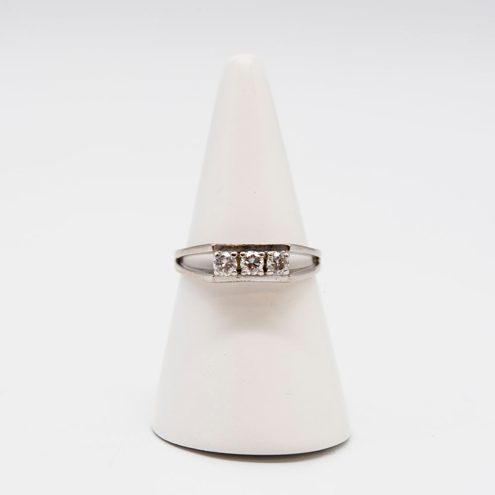 HARRY LORANGE. DESIGNERRING AUS 14 KARAT WEISSGOLD MIT DREI BRILLANTEN (3 X 0,10 KARAT), STUDIOPUNZE "H.LO.".
