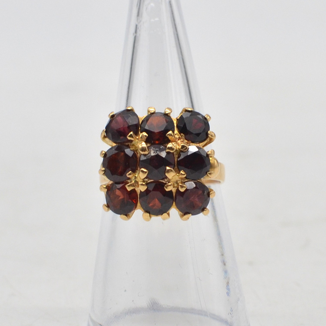 BÖHMISCHER GOLDRING MIT 9 ALMANDIN-GRANATEN, 18 KARAT, GRÖSSE NR. 12/ 52MM, HANDGEMACHT.
