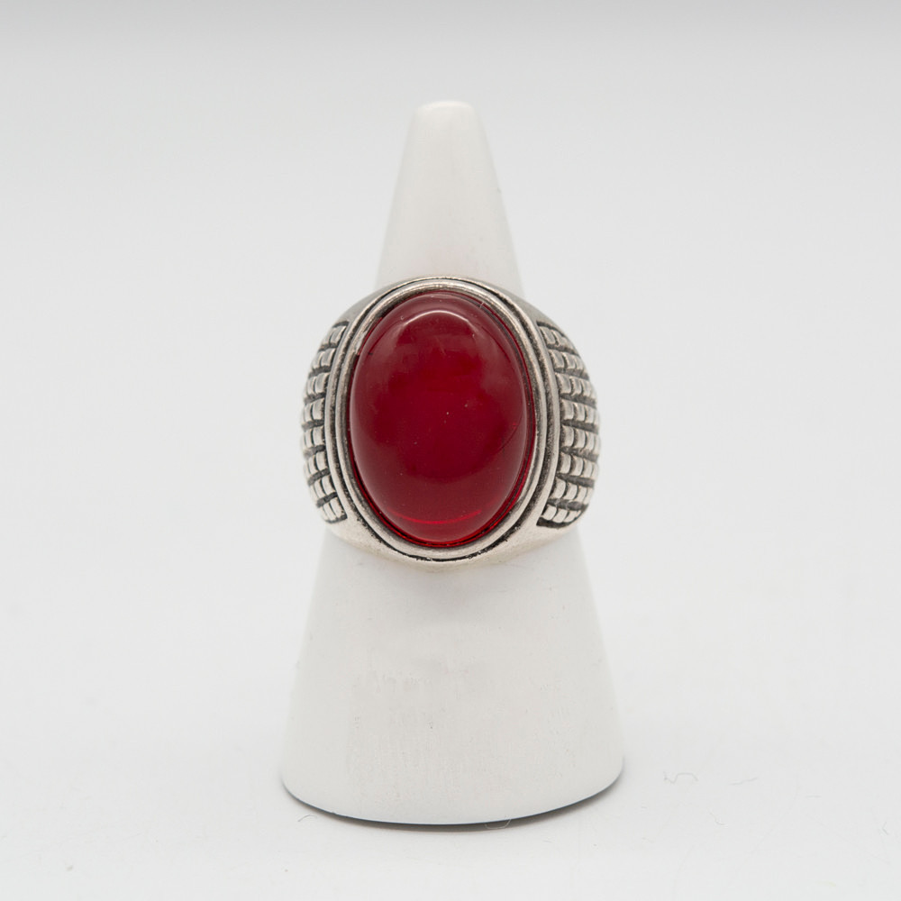 RING AUS 925ER STERLINGSILBER MIT EINEM GROSSEN ROTEN GLASFARBSTEIN CABOCHON.