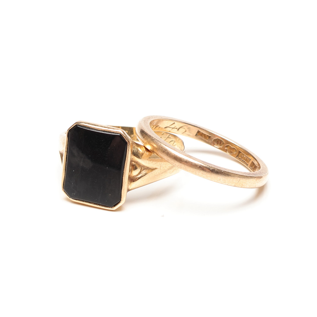 RINGAR, två stycken, guld, 18k, ca 5,7 gram.