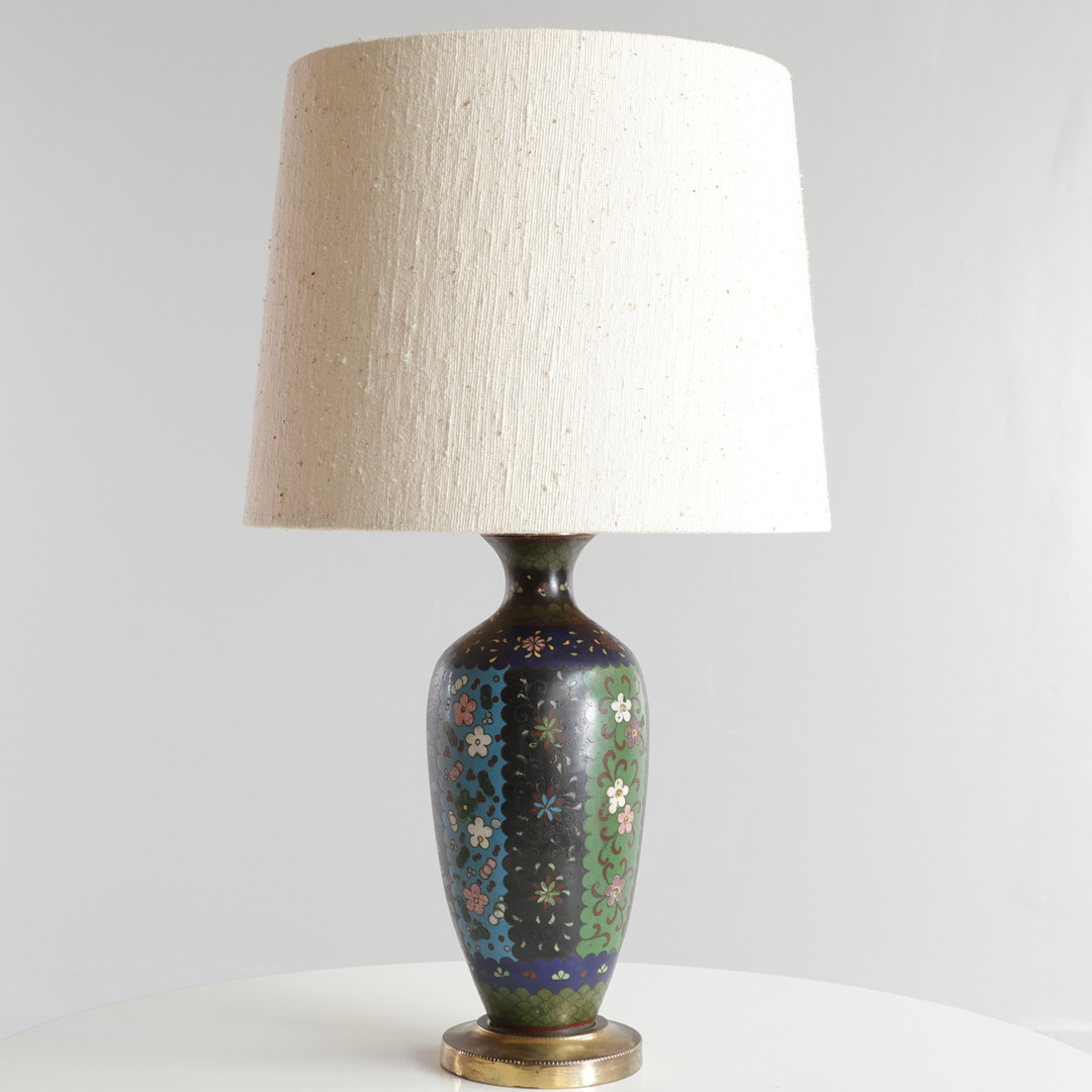 Kinesisk bordlampe af Cloisonné, fod og top af messing. Kina, 20. årh.