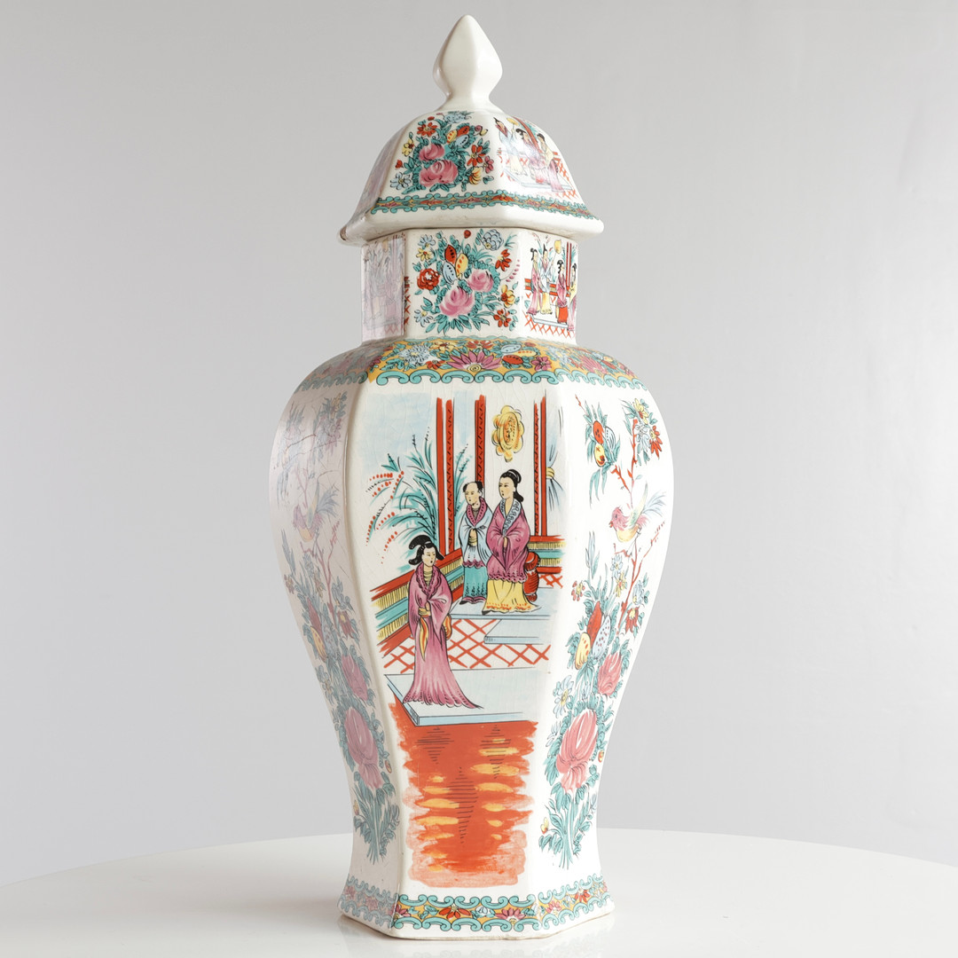 Prydvase af porcelæn, dekorerede i polykrome farver i form af blomster og bladværk. Signeret. Kina, 20. årh.