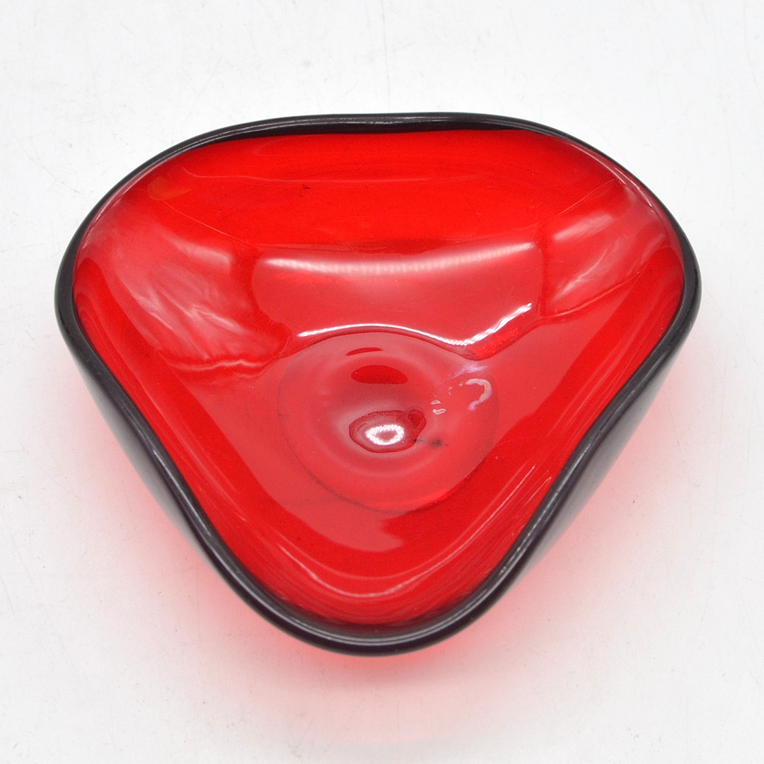 MURANO GLAS SCHALE, DREIECKIGE GRUNDFORM, ROT, ITALIEN, UM 1950.