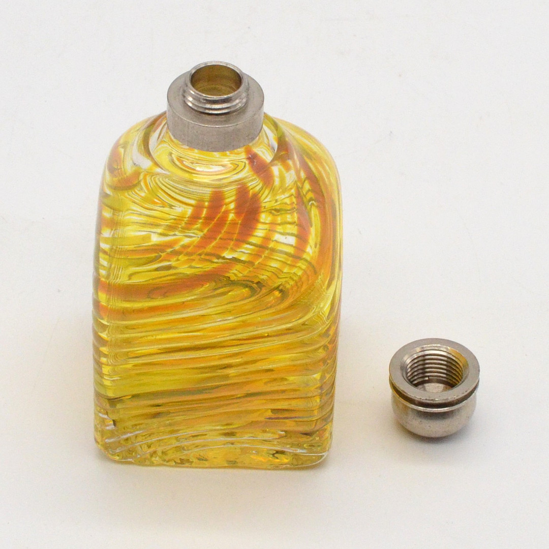 ALPENLÄNDISCHE FLASCHE MIT SCHRAUBVERSCHLUSS, GELB-ORANGE, GERIPPTE OBERFLÄCHE, ÜBERFANGGLAS, SCHWEIZ, 19. JAHRHUNDERT.