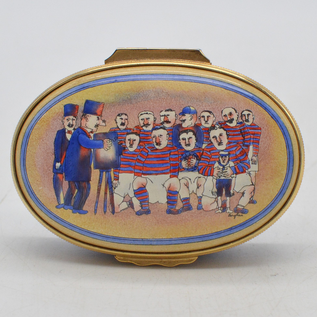 HALCYON DAYS ENAMELS, EMAILLIERTE KLAPPDOSE, MOTIV: FUSSBALL GRUPPE BEIM GRUPPENFOTO, UM 1950ER JAHRE.