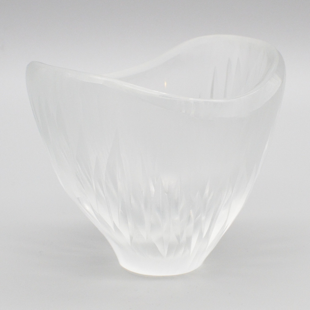 HANNS & RAINER MODEL. SCHALE, TRANSPARENTES GLAS, SCHLIFF- UND BATTUTO-DEKOR, DEUTSCHLAND (STUTTGART), UM 1960ER JAHRE.