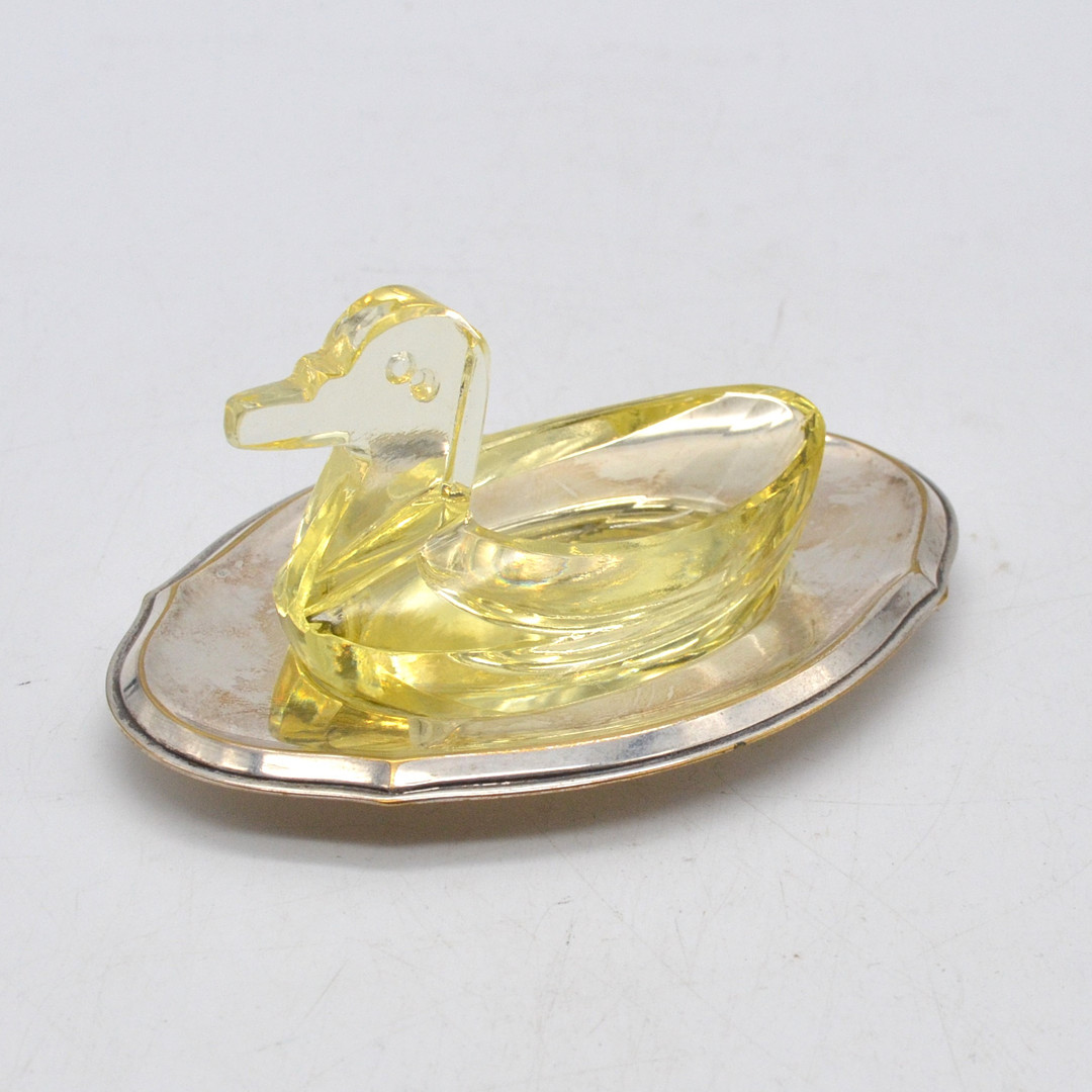 HOHMANN & KATZ. HOKA, VERSILBERTE PLATTE MIT CANARD CANÄRLI DIGESTIFGLAS, DEUTSCHLAND, MITTE 20. JAHRHUNDERT.