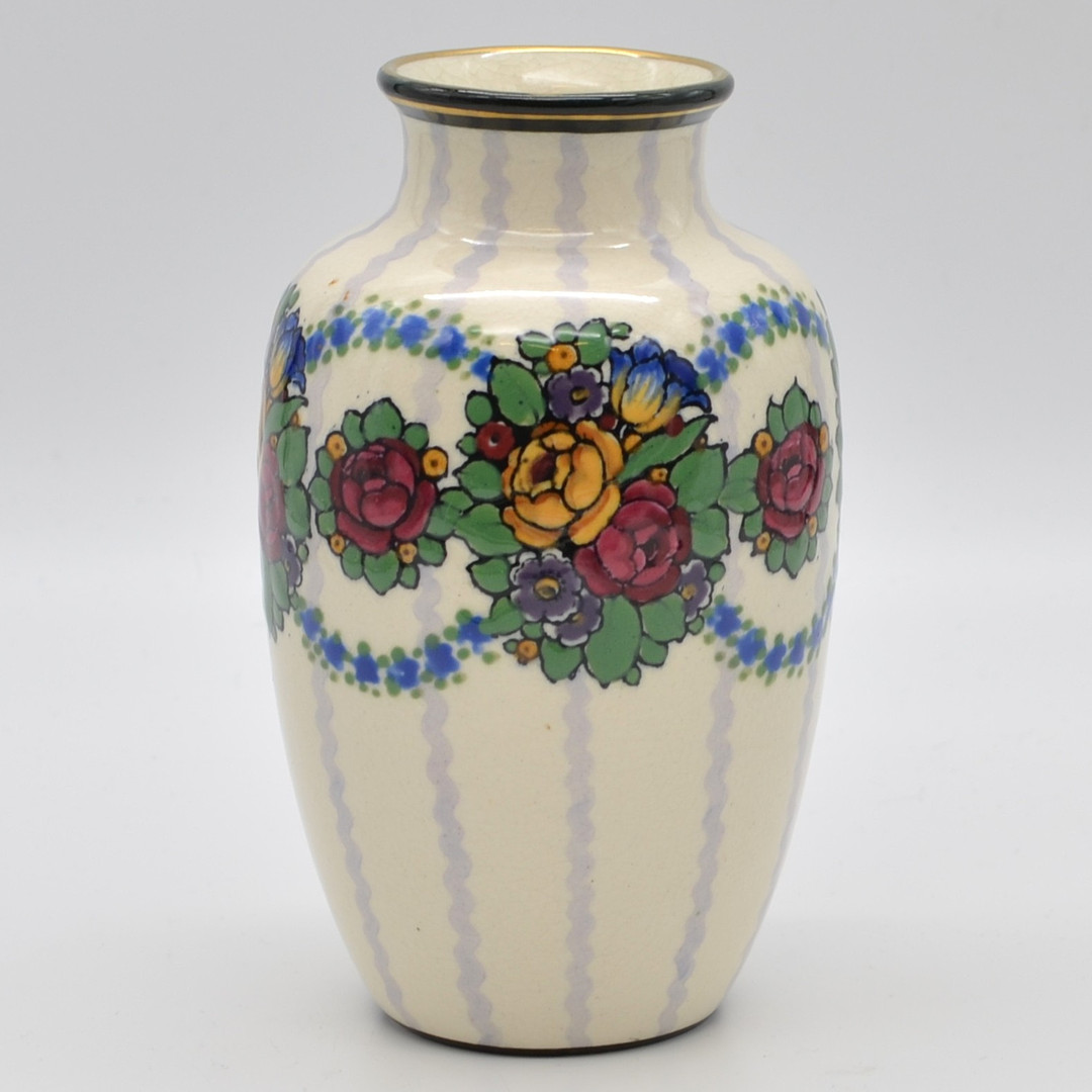 ERNST WAHLISS (1837-1900). ANTIKE VASE MIT BLUMENMALEREI UND EMAILLIERTEM GOLDRAND, FAYENCE, FÜR TURN-TEPLITZ, WIEN, SPÄTE 19. JAHRHUNDERT.