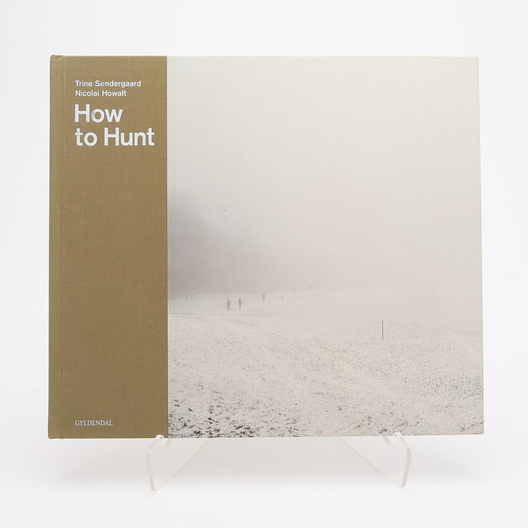 FOTO. DE DANSKA FOTOGRAFERNA TRINE SØNDERGAARD OCH NICOLAI HOWALTS "HOW TO HUNT", 2010 - SIGNERAD AV BÅDA FOTOGRAFER.