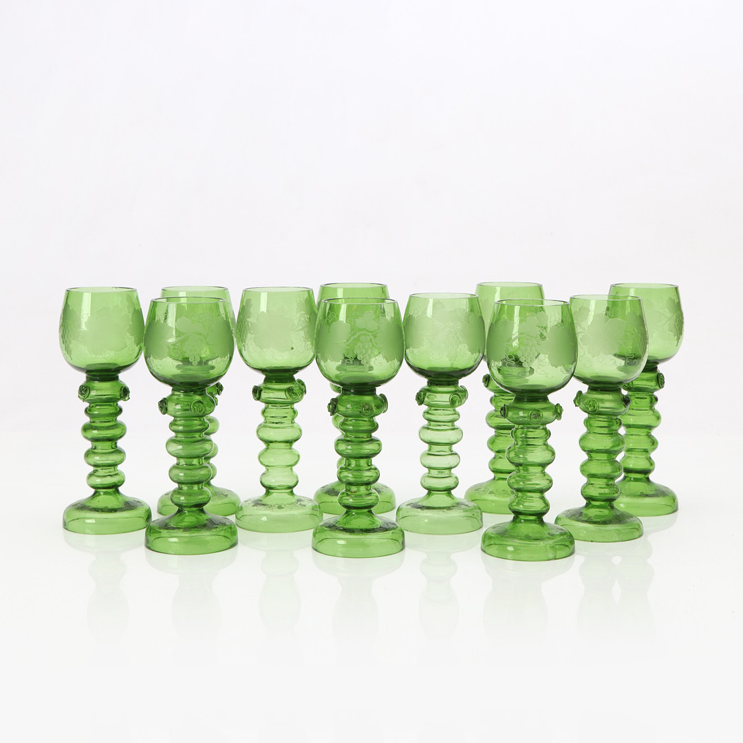 REMMARE, 11 ST. Grönt glas med slipad dekor. 1900-tal.