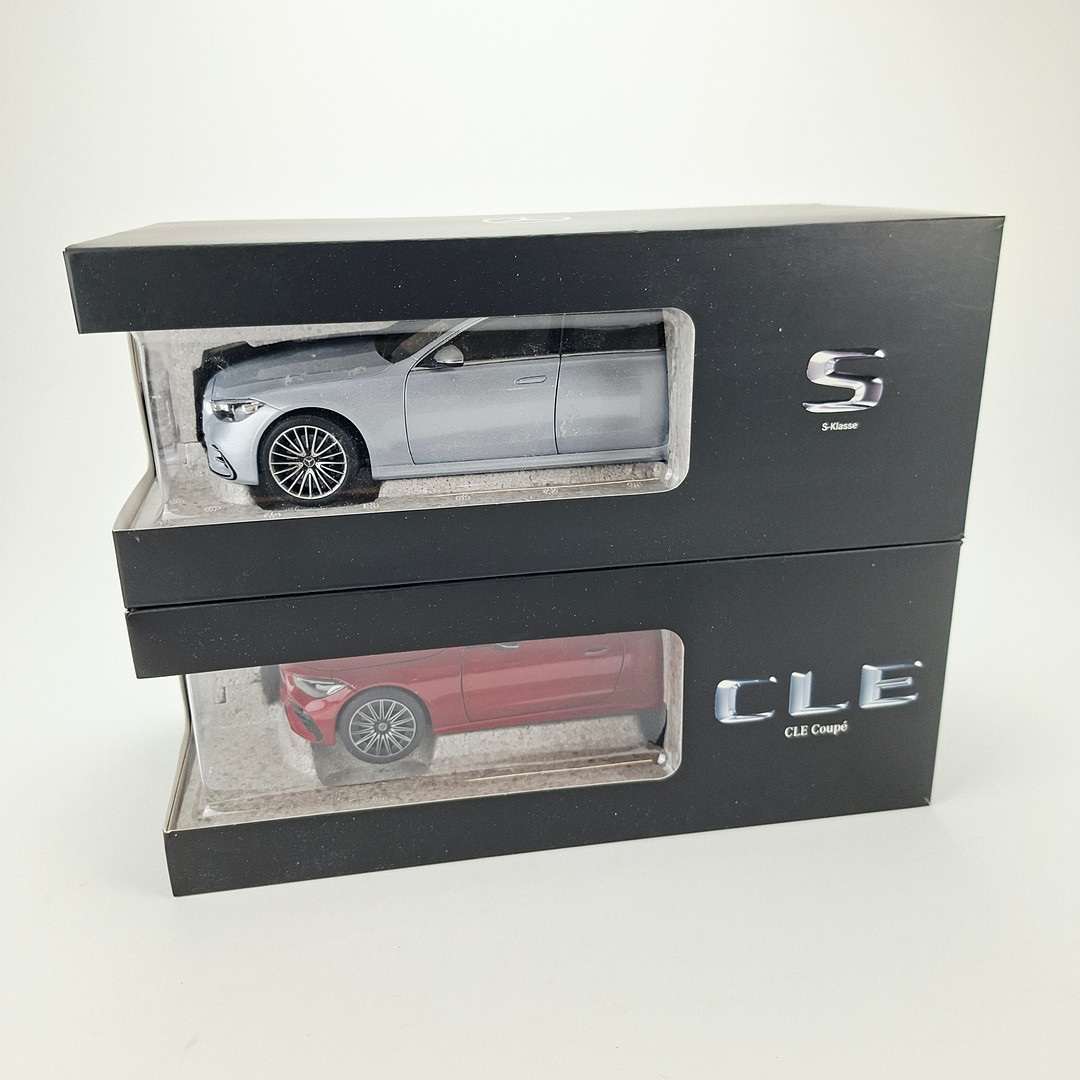 MODELLBILAR, 2 st, Mercedes-Benz, skala 1:18.