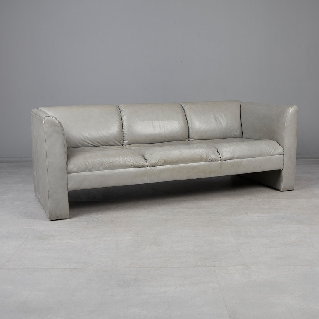 DREISITZER-SOFA / Couch, Leder, Ende 20. Jahrhundert.