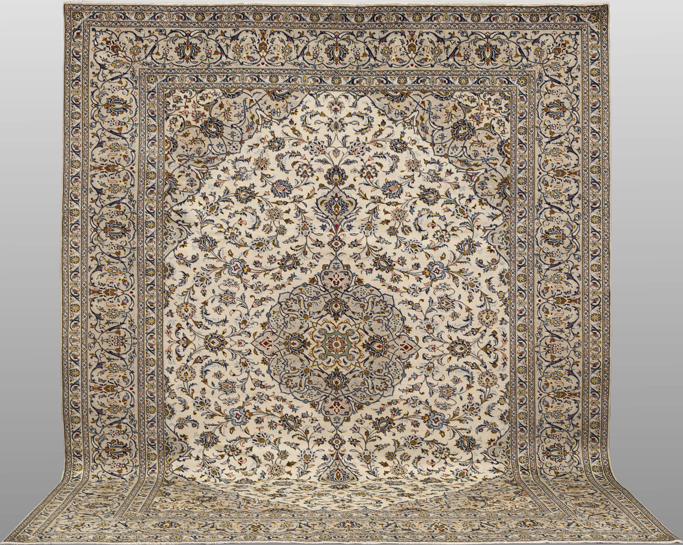 MATTA. Ljus Keshan fine, 393 x 295 cm.