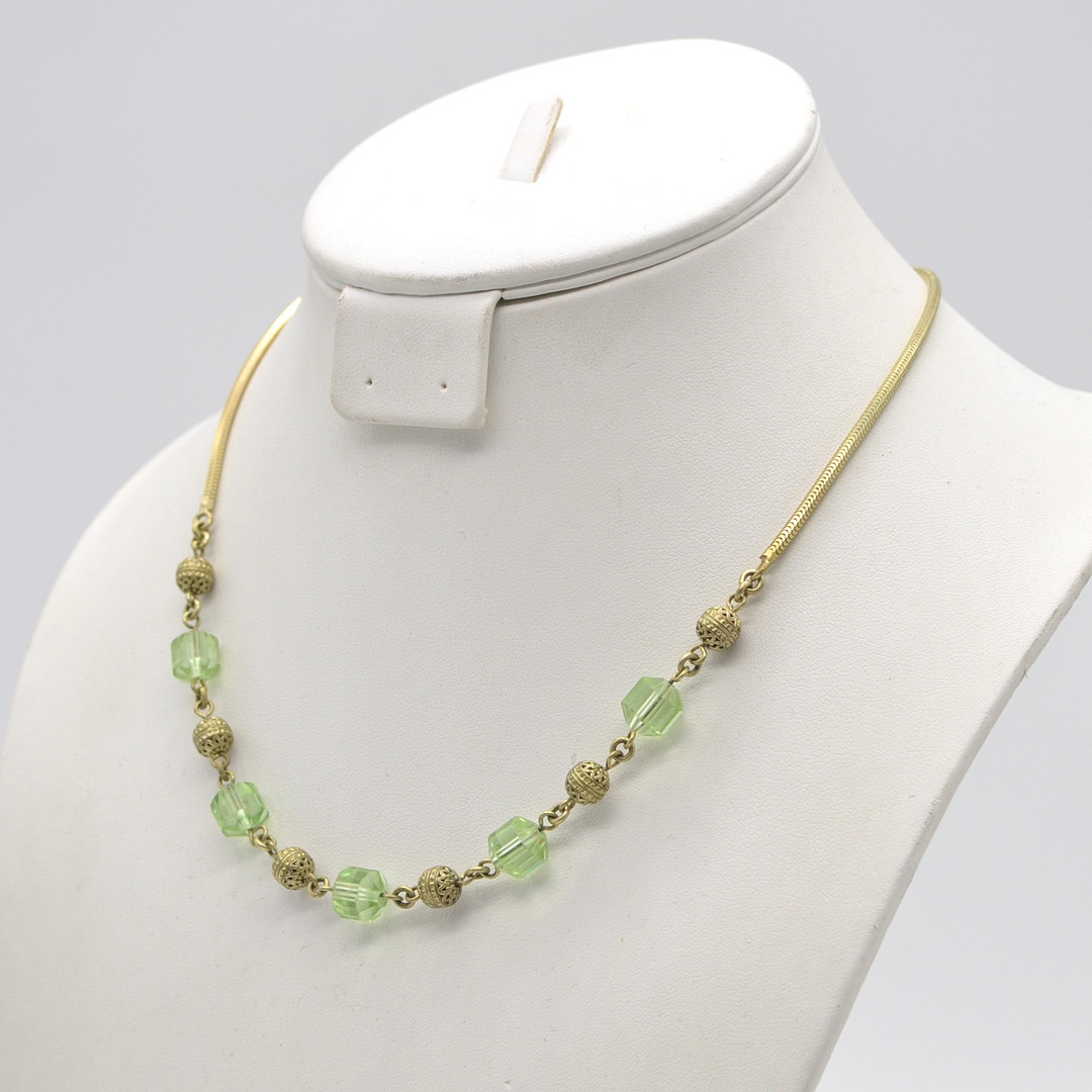 VINTAGE GLIEDERCOLLIER, VERGOLDETE SCHLANGENKETTE UND ZIERPERLEN, GRÜNE GLASPERLEN, SPÄTES 20. JAHRHUNDERT.