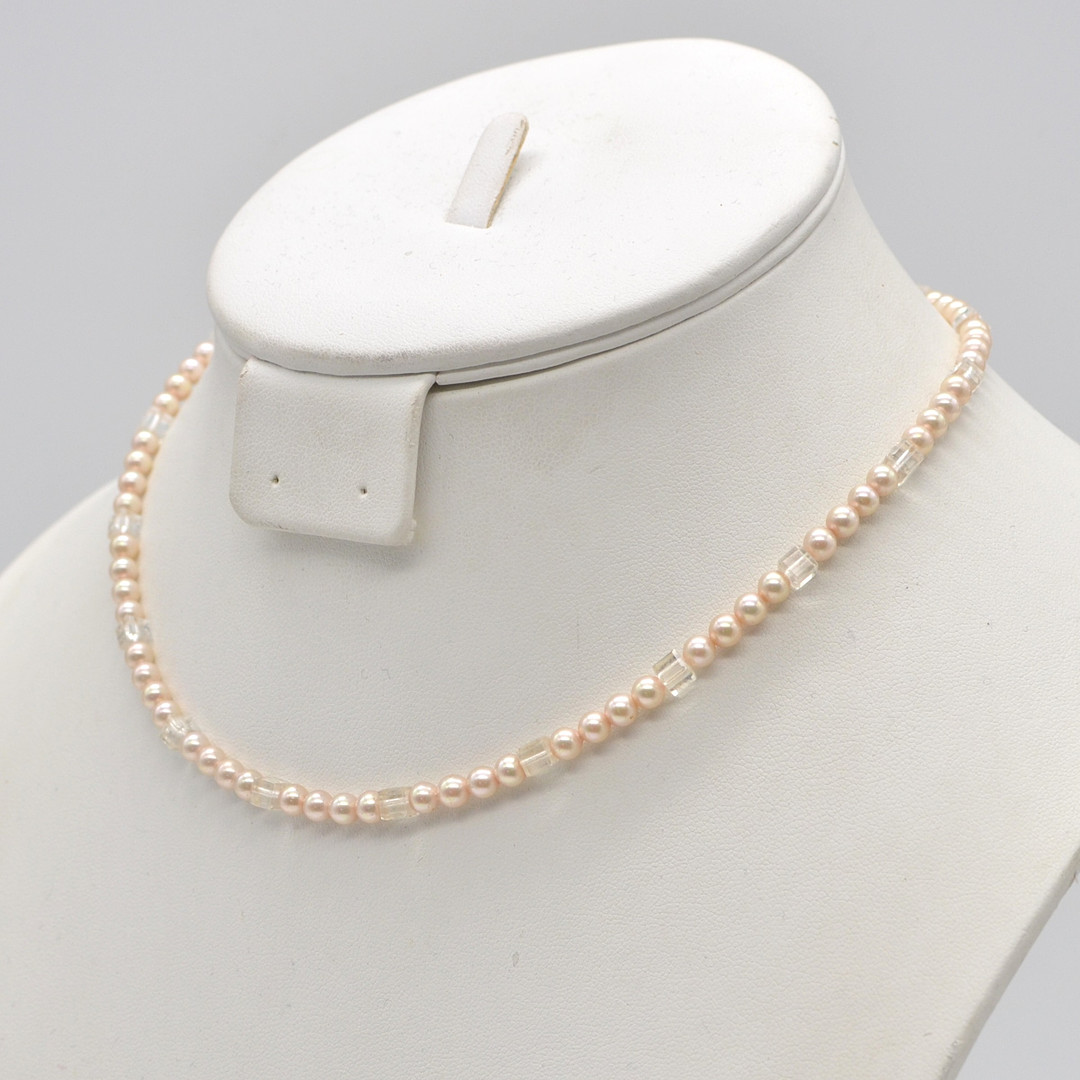 MODESCHMUCK, IMITATPERLEN UND GLASPERLEN, VERGOLDETER VERSCHLUSS, SPÄTES 20. JAHRHUNDERT.