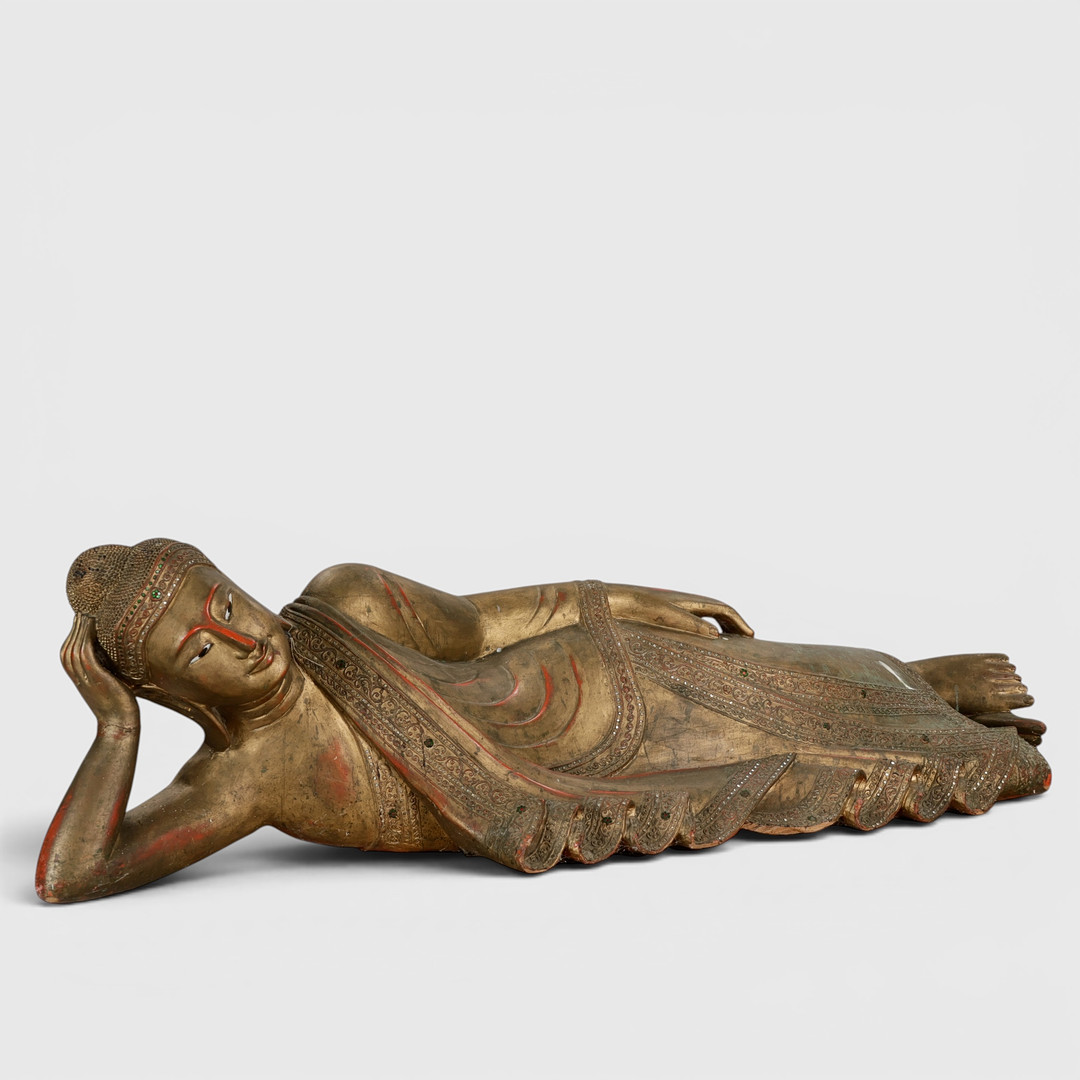 Stor forgyldt liggende Buddha figur med spejlmosaikker, 1900 tallets anden halvdel.