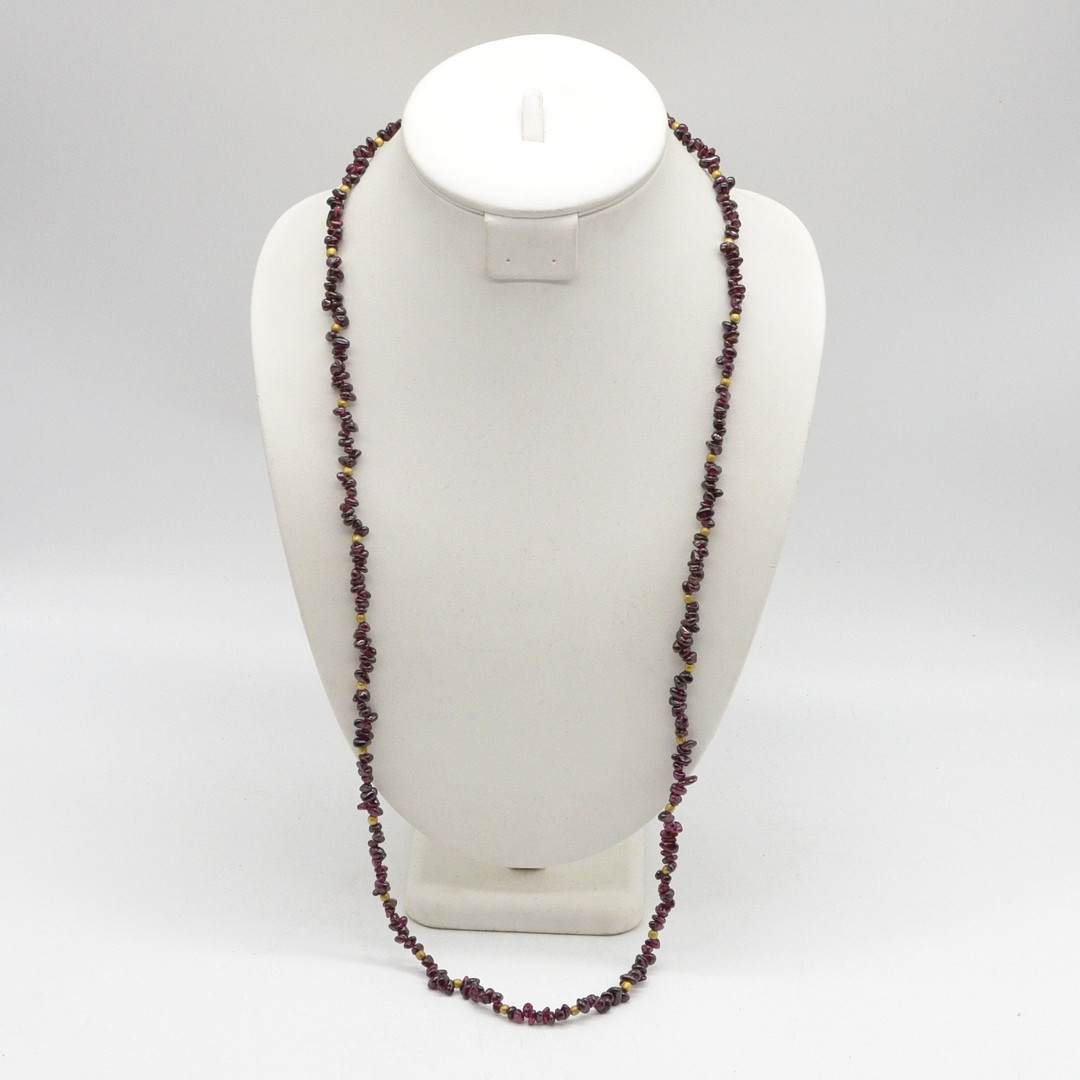 ALMANDIN PERLENCOLLIER, POLIERTE PERLEN, ENDLOSKETTE, VERGOLDETE TRENNPERLEN, CA. 84 CM.