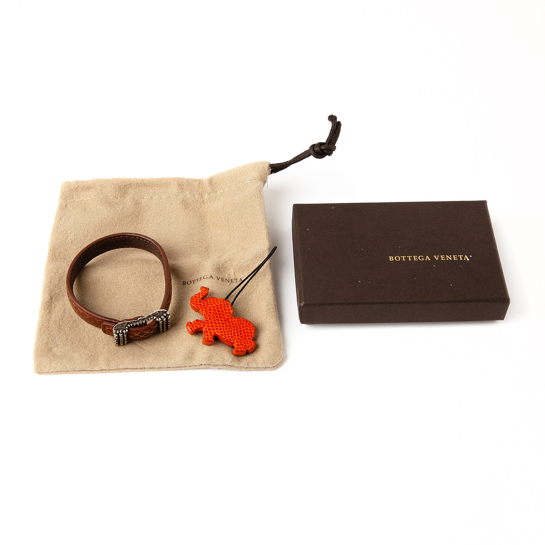 BOTTEGA VENETA, armband och berlock, präglat läder och metall.