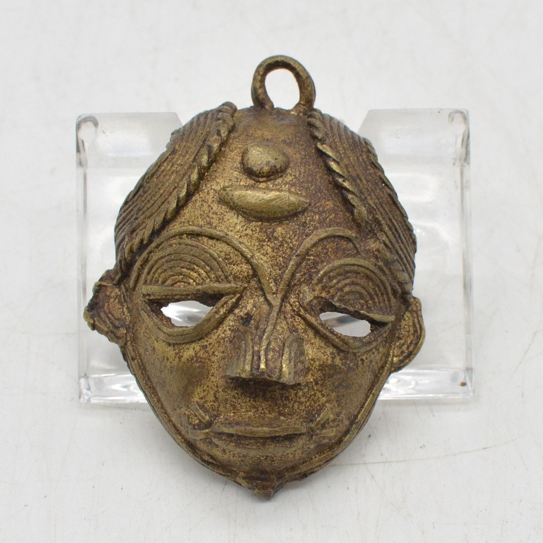 MESSING ANHÄNGER, AFRIKANISCHE MASKE, HANDGEMACHT, 20. JAHRHUNDERT, CA. 55 X 41 MM.