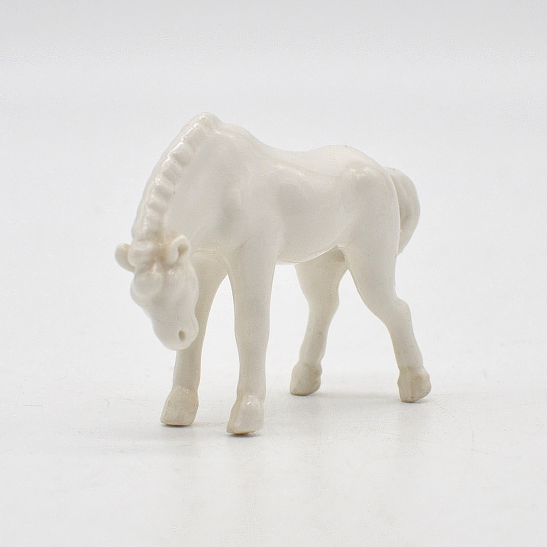 MINIATUR SKULPTUR, PFERD, PORZELLAN, CHINA, SPÄTES 20. JAHRHUNDERT.