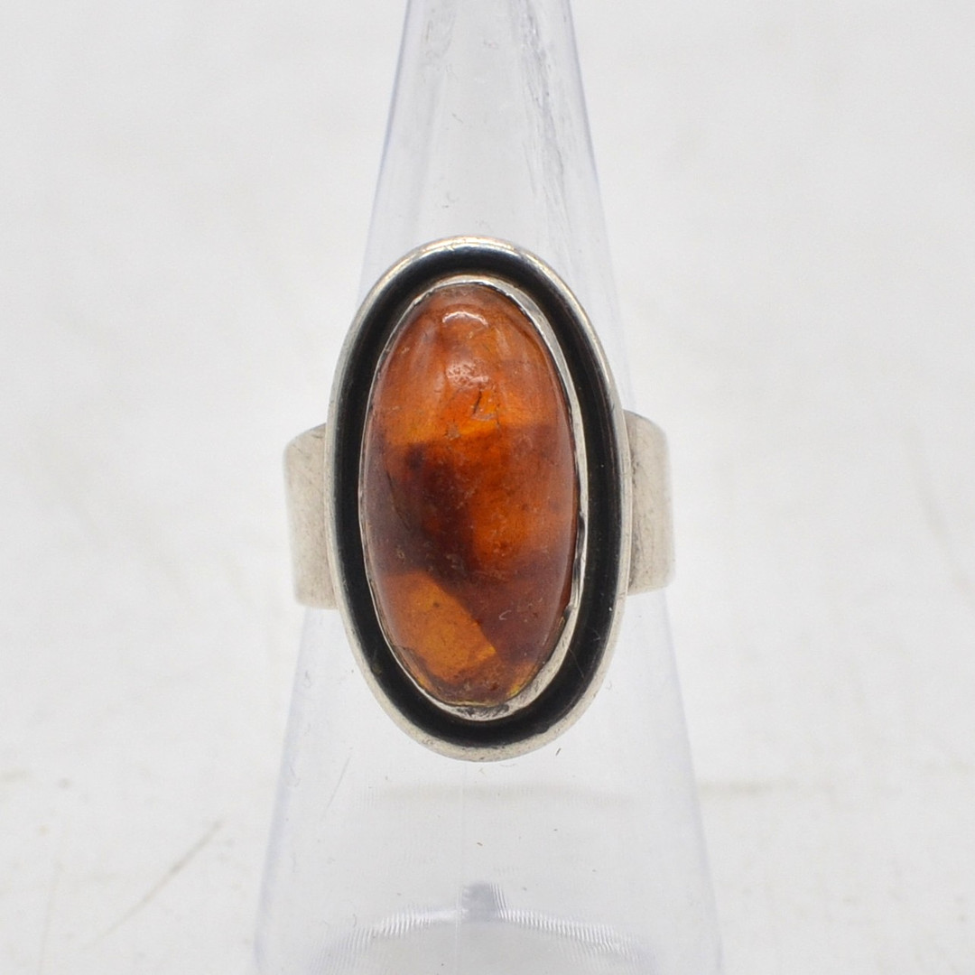 CARL OVE FRYDENSBERG. DESIGNERRING STERLINGSILBER UND BERNSTEIN, DENMARK, UM 1950.