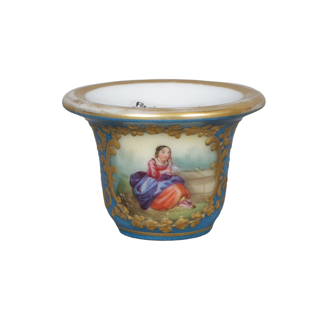 A PARIS PORCELAIN ROUGE POT, CIRCA 1825.