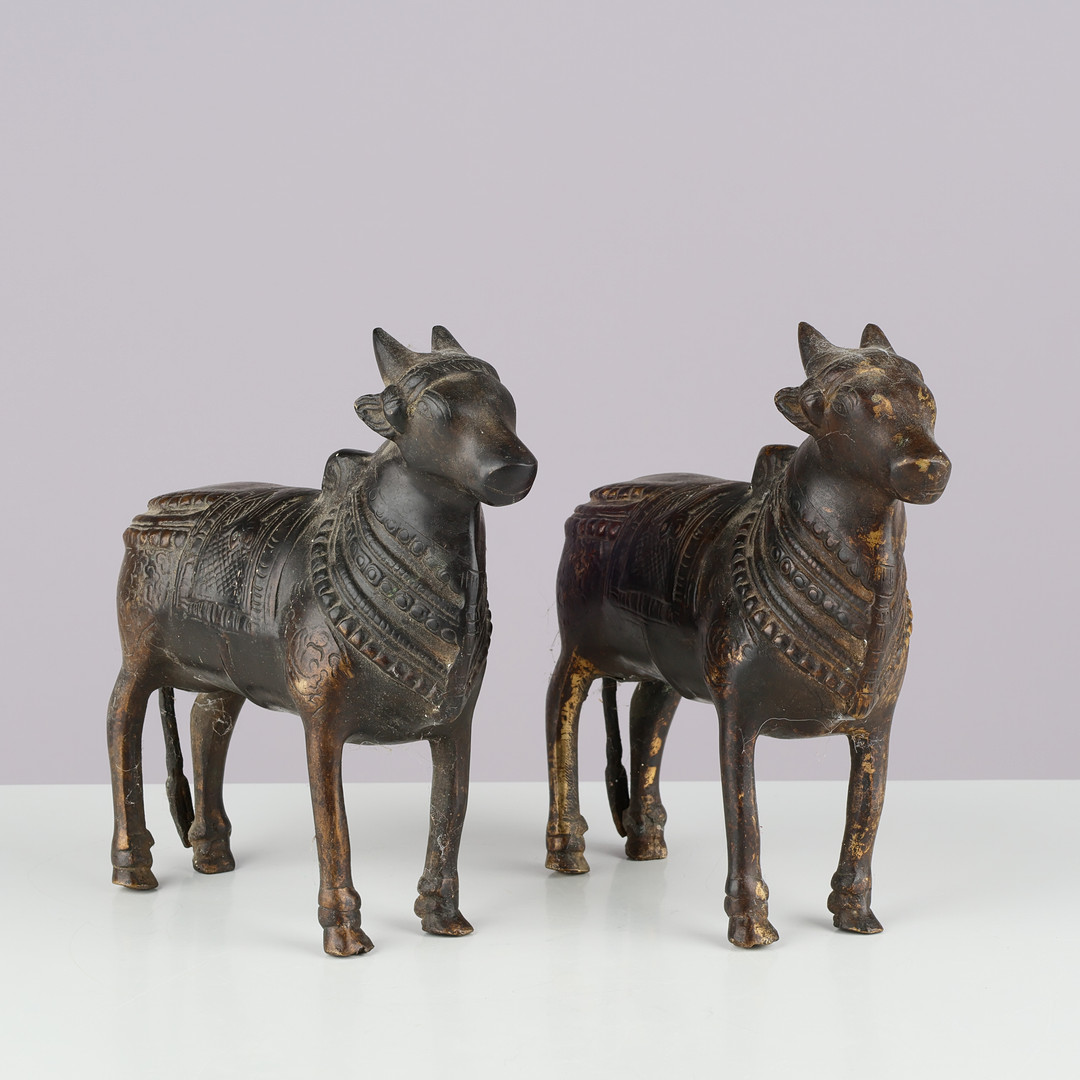 Et par hinduistiske 'Nandi' tyre af bronze, 1900 tallet (2).