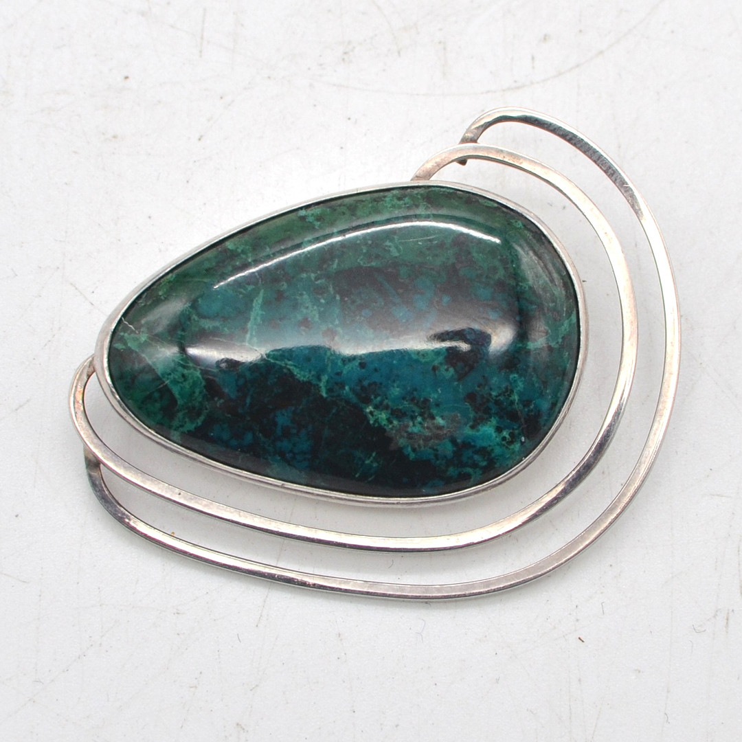 DESIGNERBROSCHE MIT ELIAT-STEIN, TROPFENFORM, STERLINGSILBER, ISRAEL, 20. JAHRHUNDERT.
